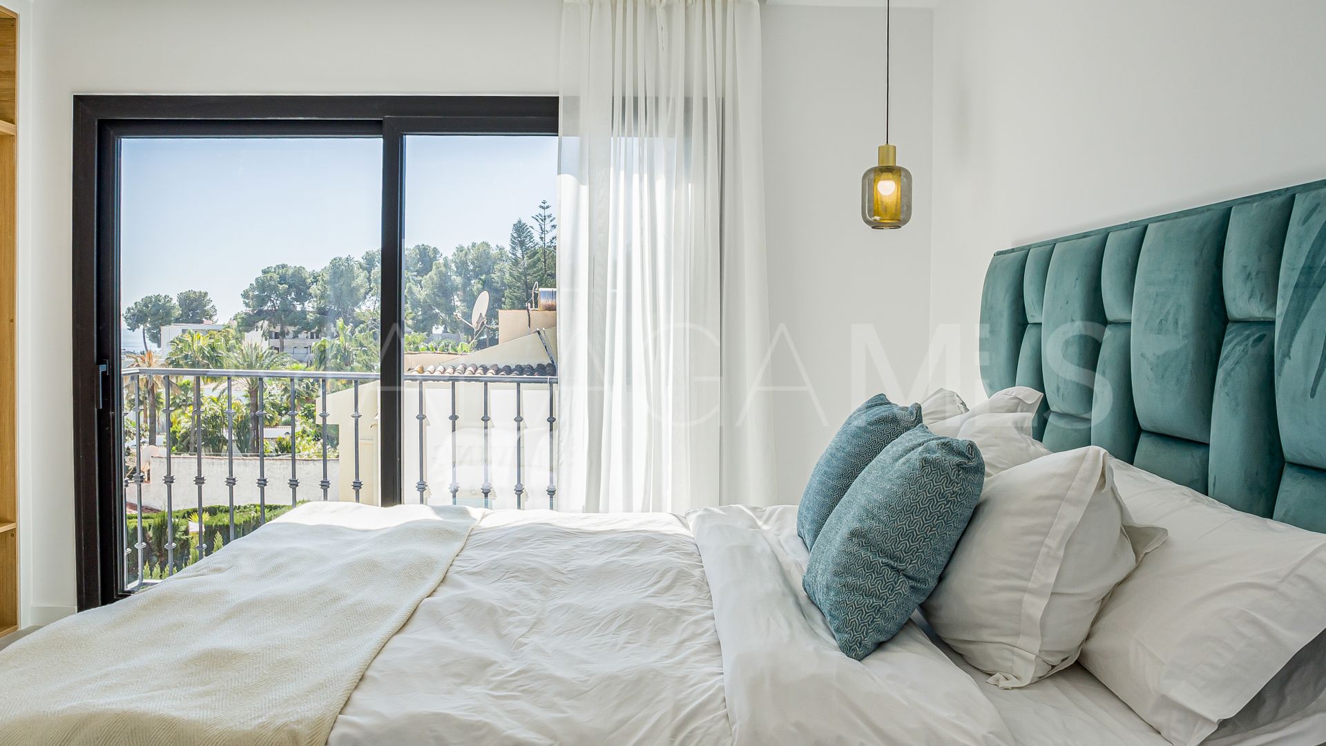 Villa for sale in Nueva Andalucia