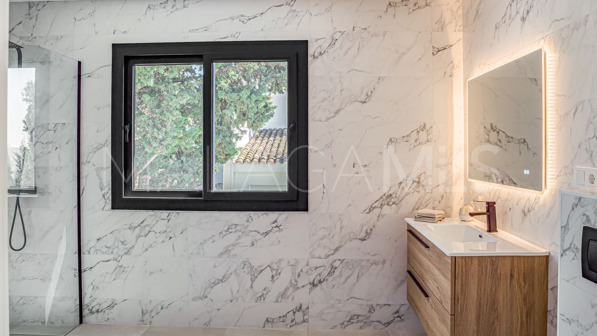 Villa for sale in Nueva Andalucia