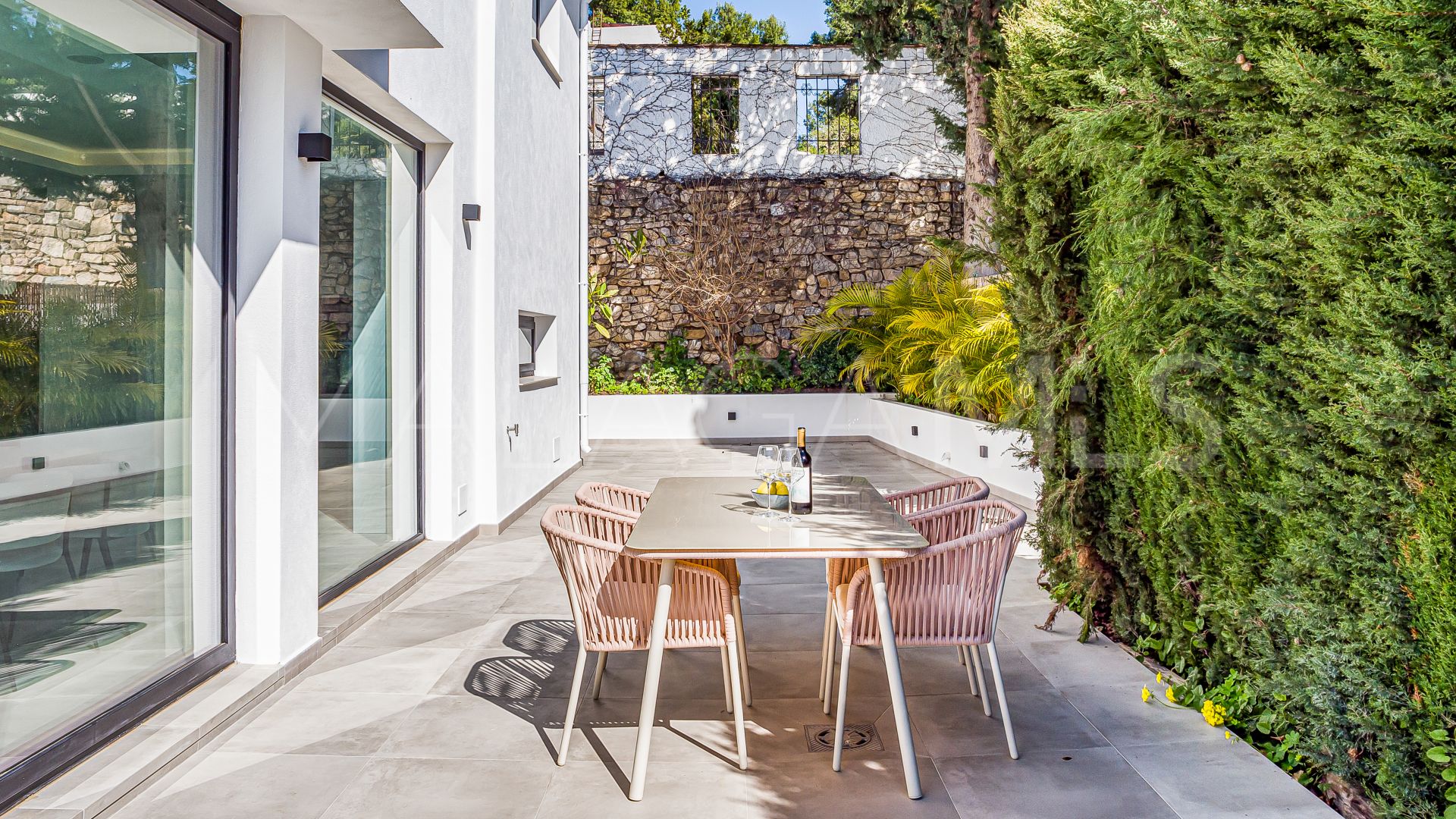 Villa for sale in Nueva Andalucia