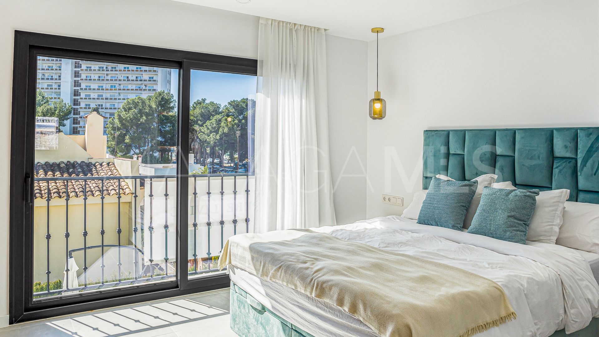 Villa for sale in Nueva Andalucia