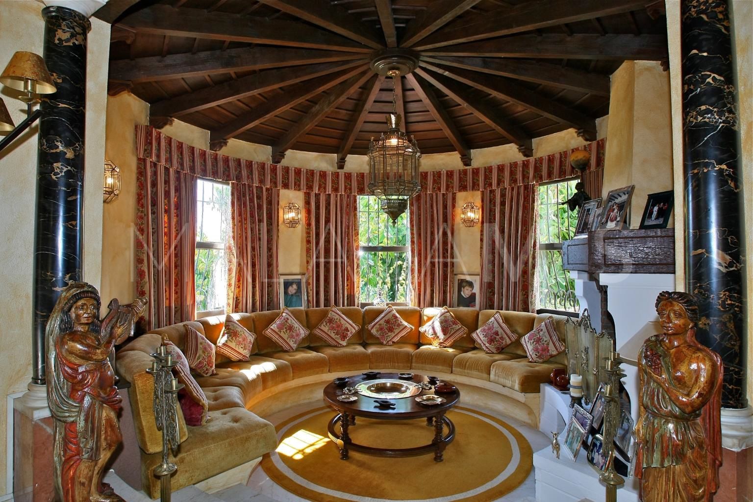 Herrenhaus for sale in New Golden Mile