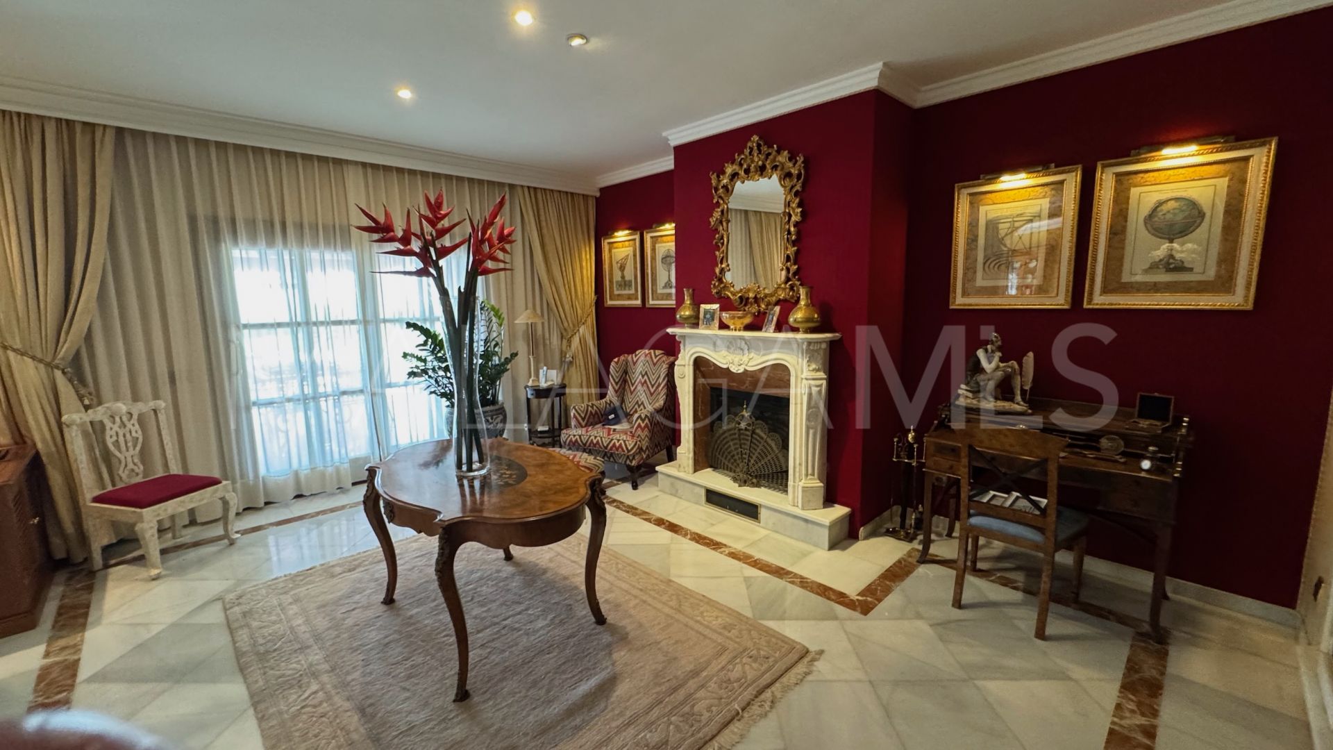 Villa de 4 bedrooms for sale in New Golden Mile