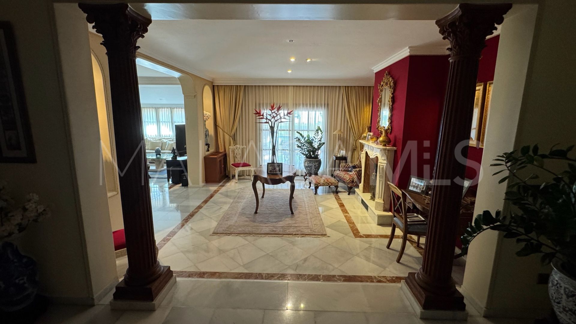 Villa for sale in New Golden Mile