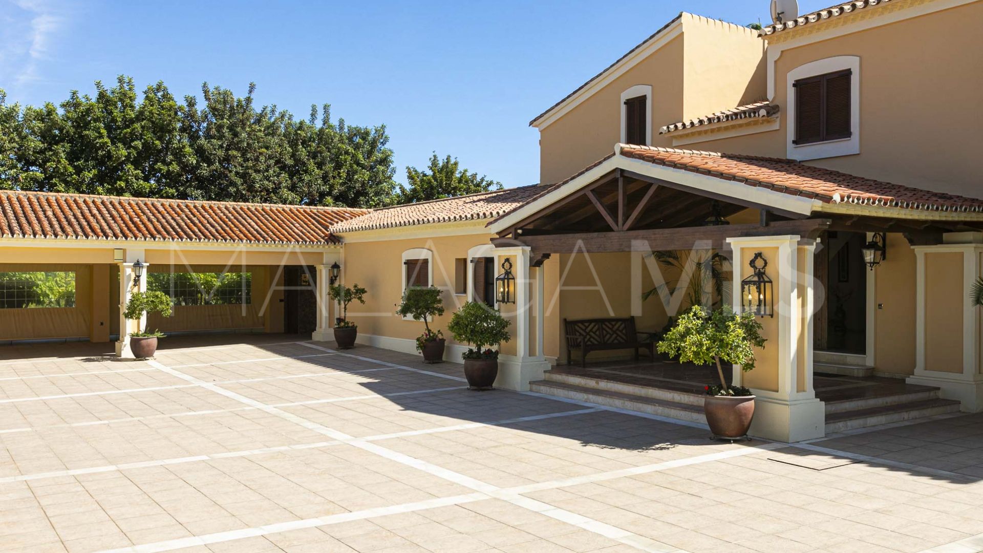 Villa for sale de 5 bedrooms in New Golden Mile