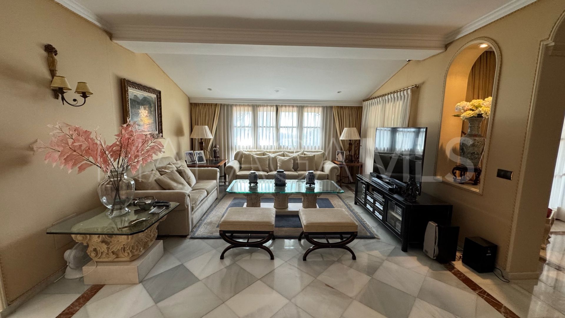 Villa de 4 bedrooms for sale in New Golden Mile