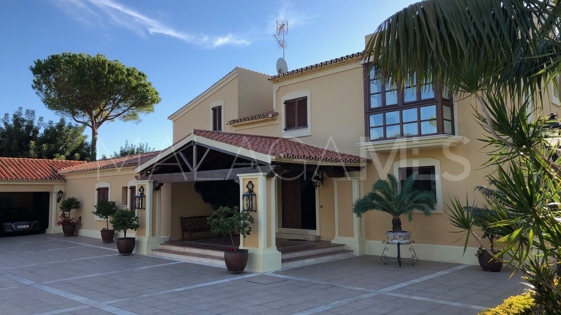 Villa de 4 bedrooms for sale in New Golden Mile