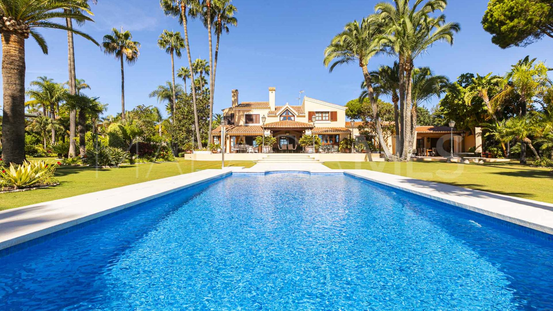 Villa for sale de 5 bedrooms in New Golden Mile