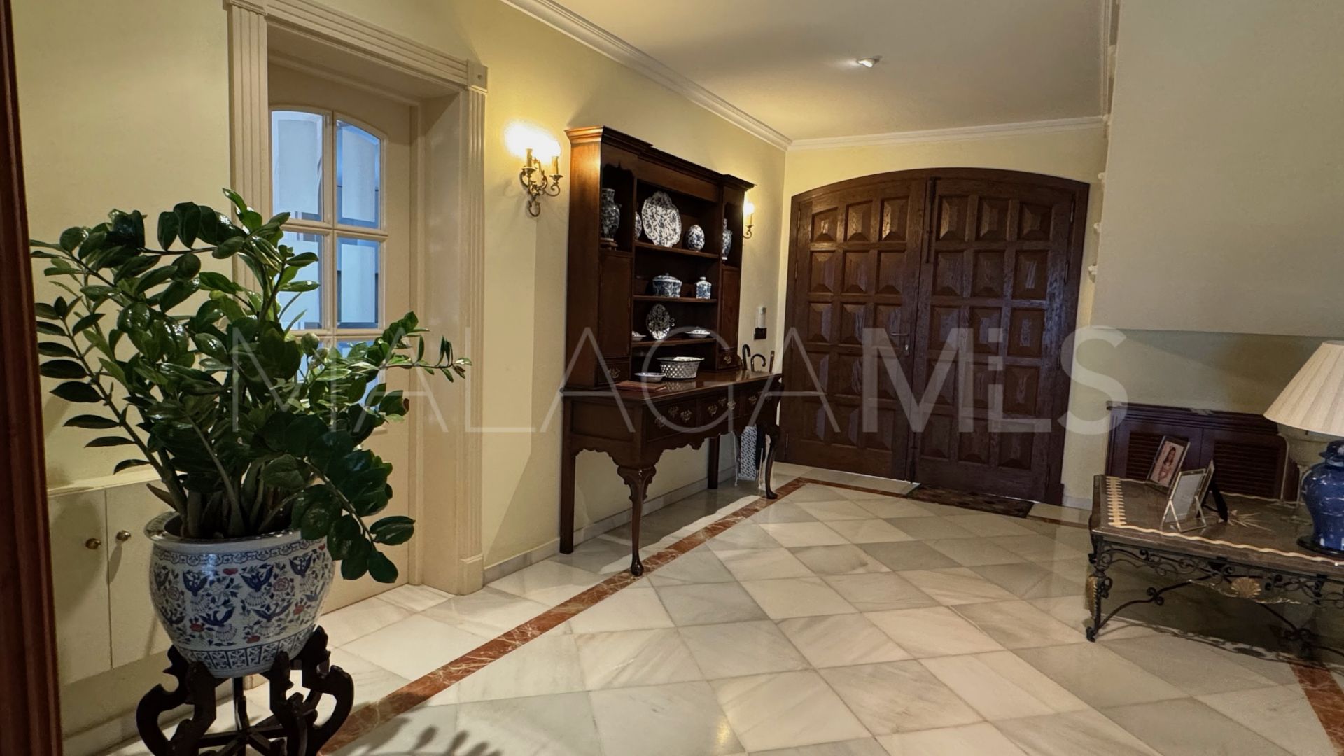 Villa de 4 bedrooms for sale in New Golden Mile