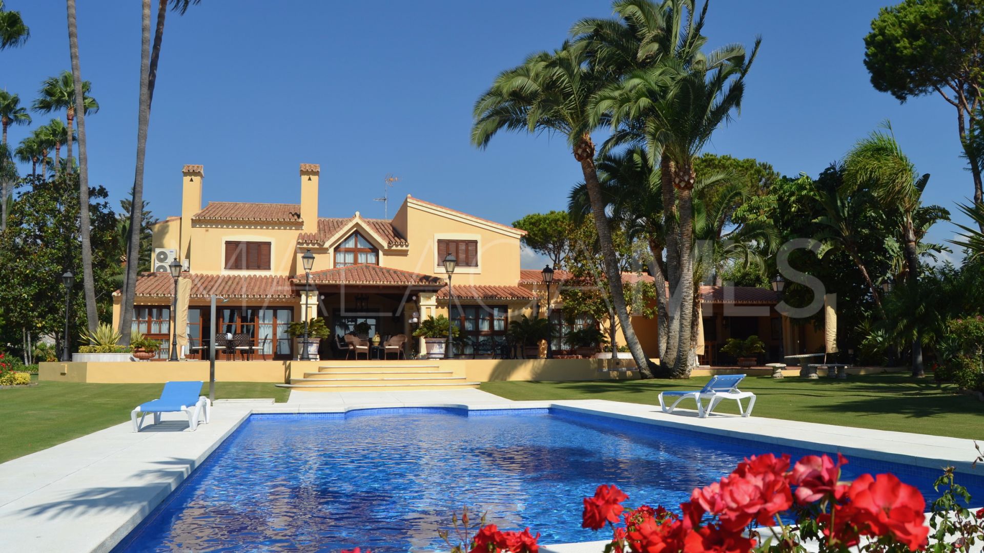 Villa de 4 bedrooms for sale in New Golden Mile