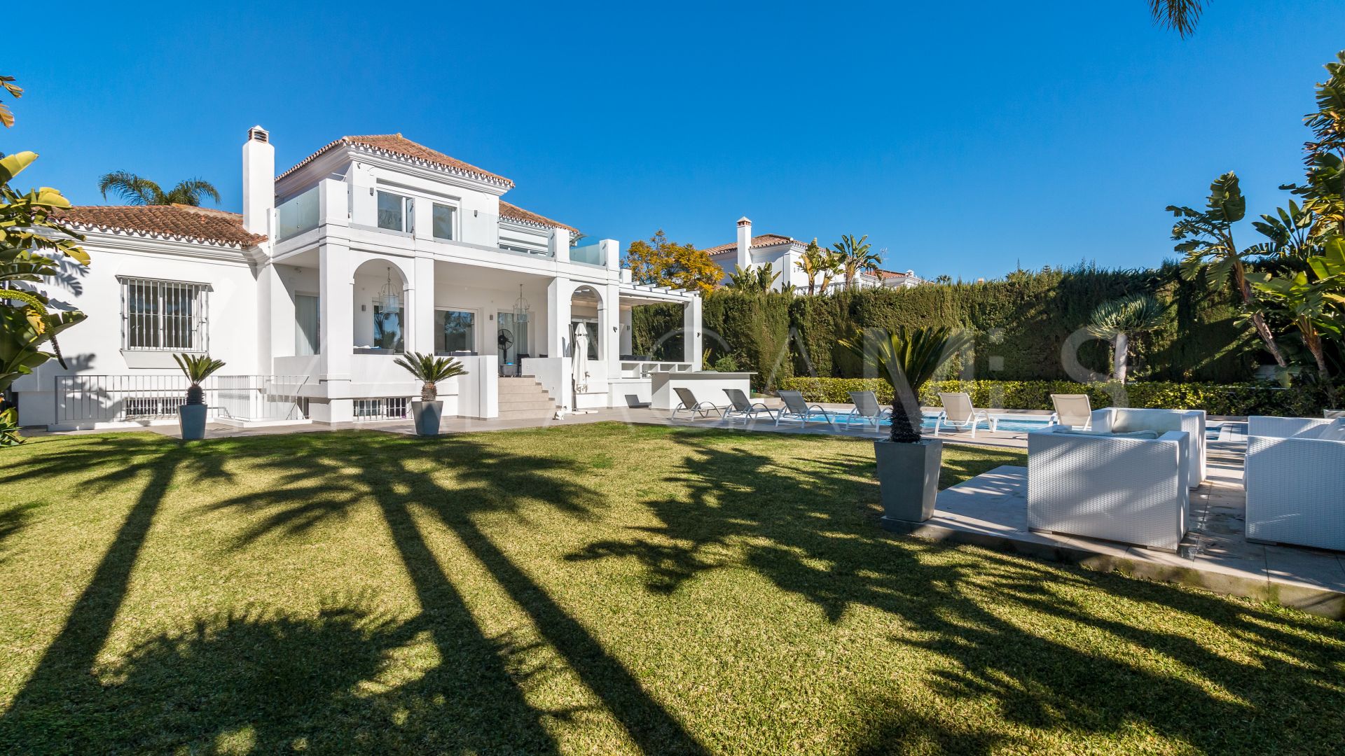 For sale villa in Nueva Andalucia