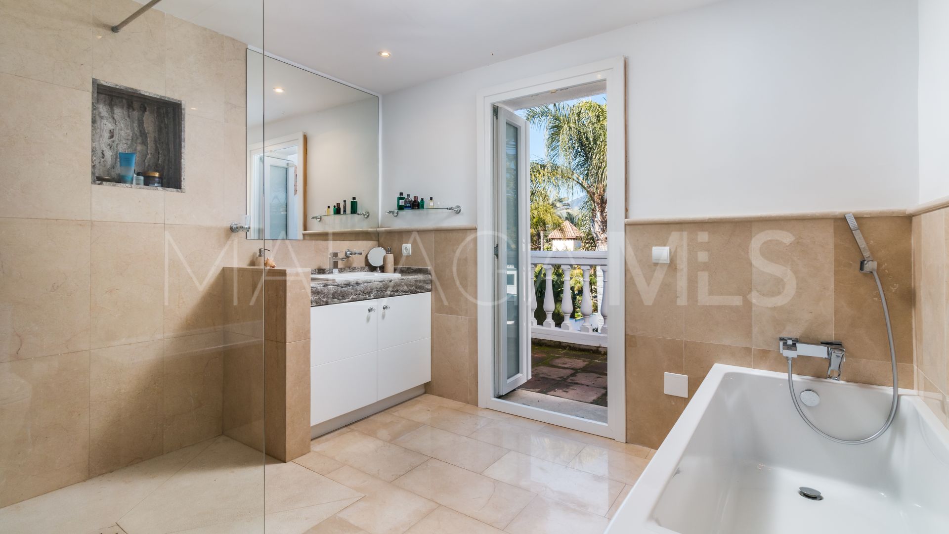 For sale villa in Nueva Andalucia