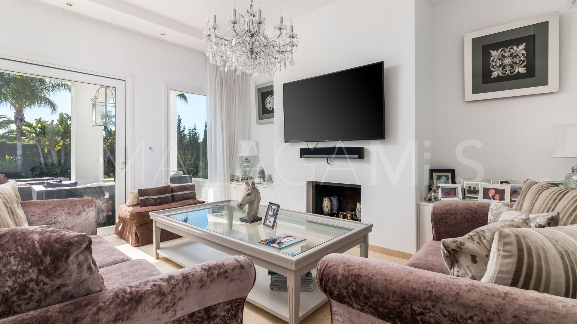 For sale villa in Nueva Andalucia