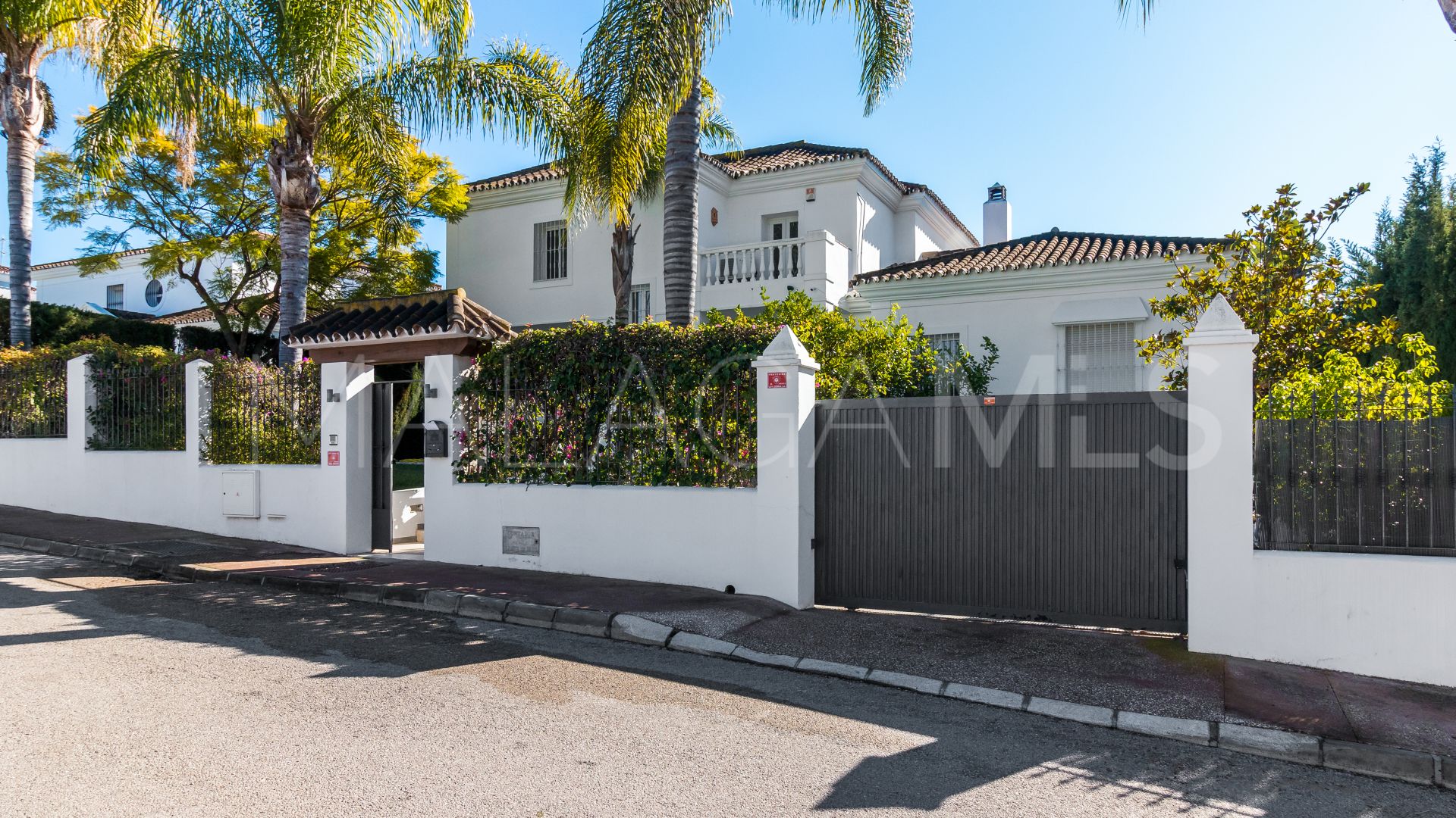For sale villa in Nueva Andalucia