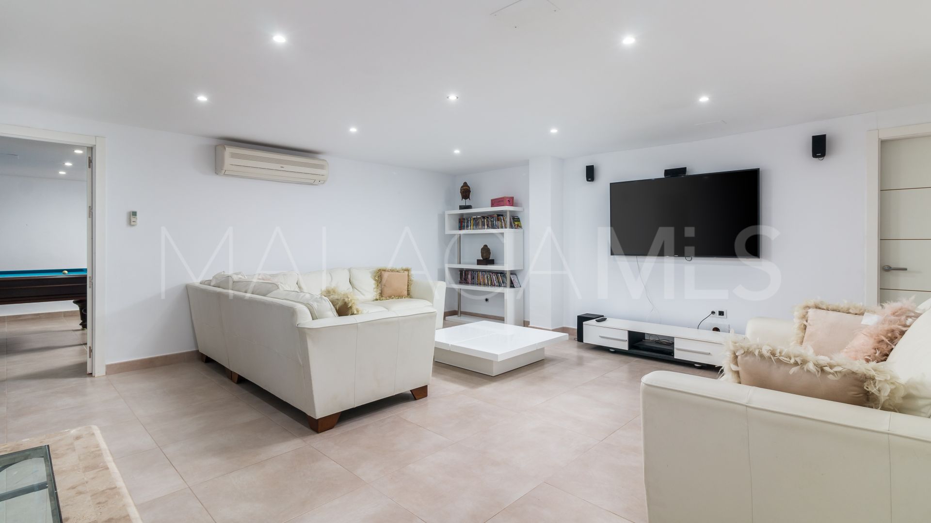 For sale villa in Nueva Andalucia