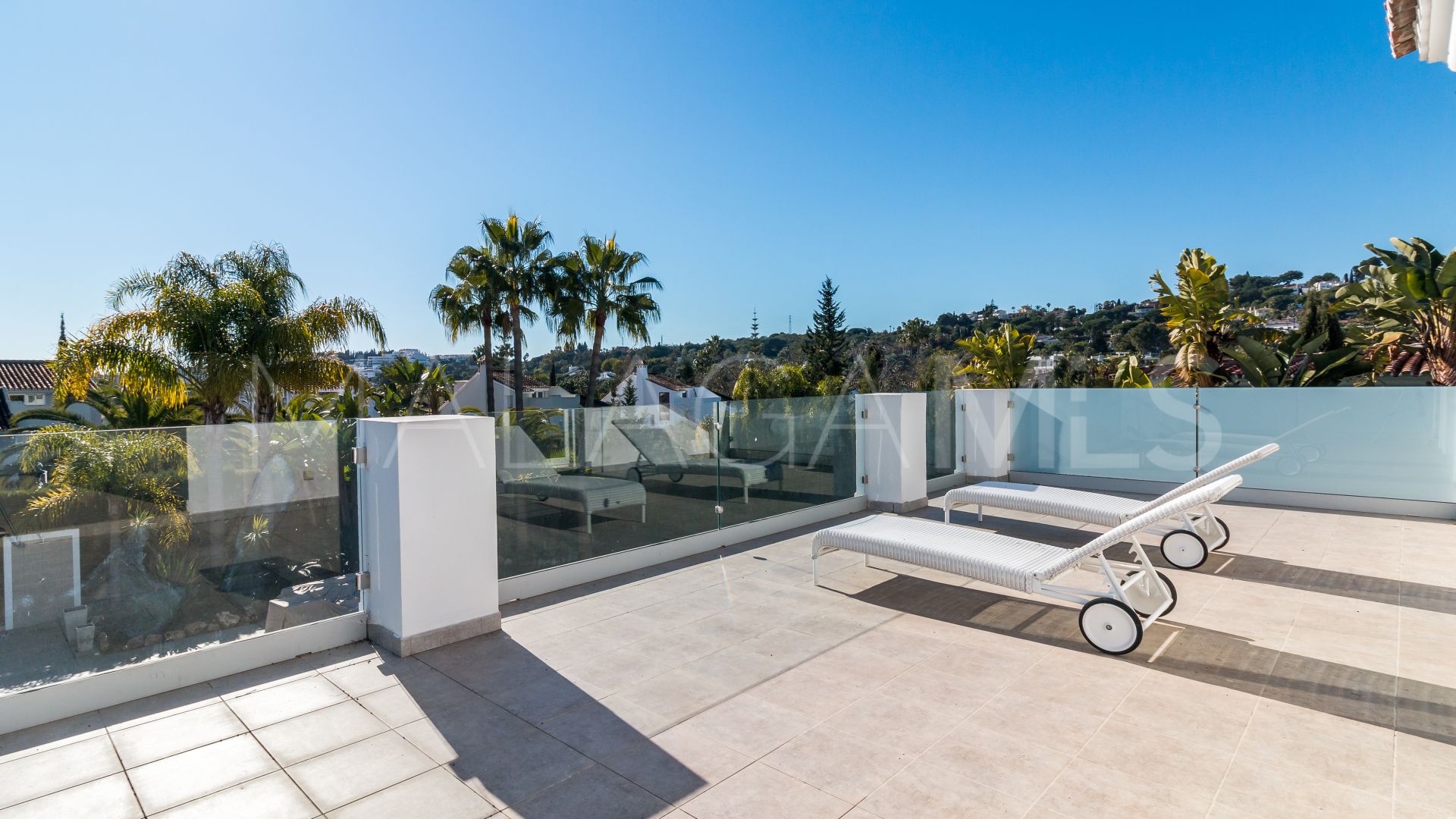 For sale villa in Nueva Andalucia