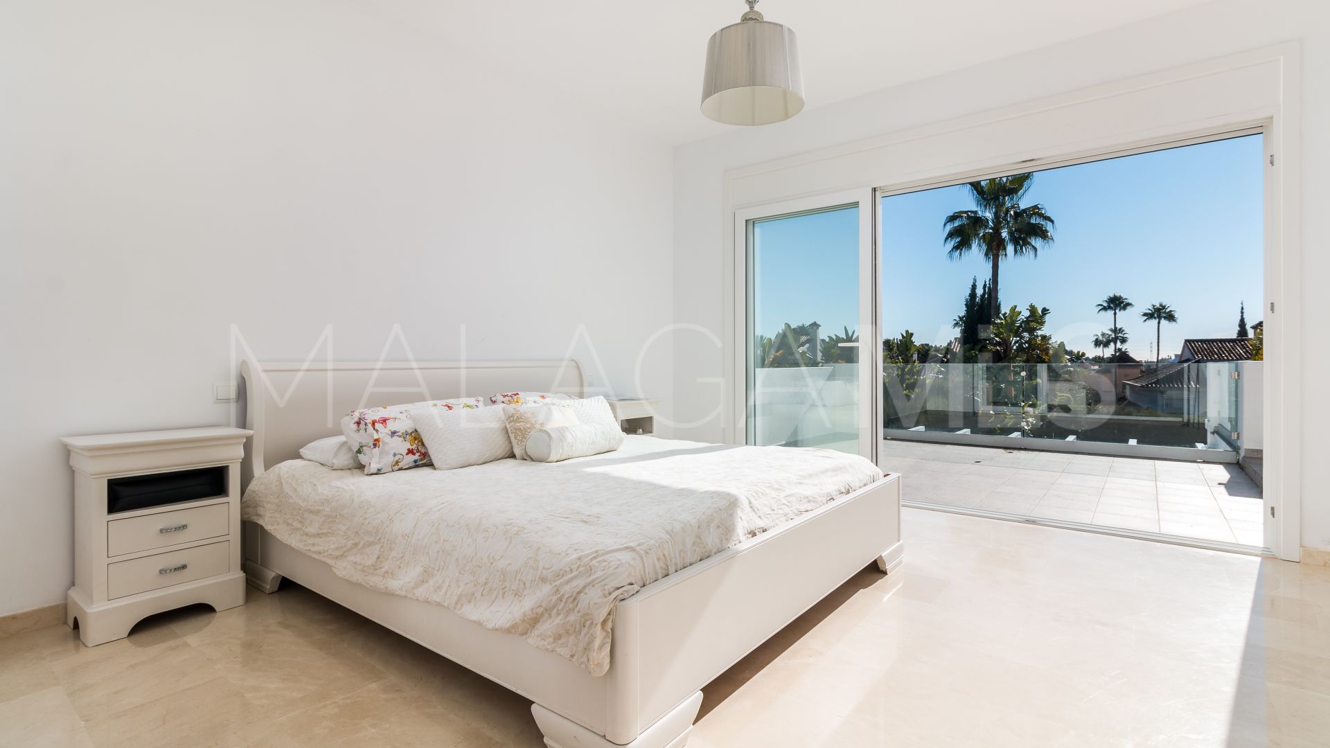 For sale villa in Nueva Andalucia