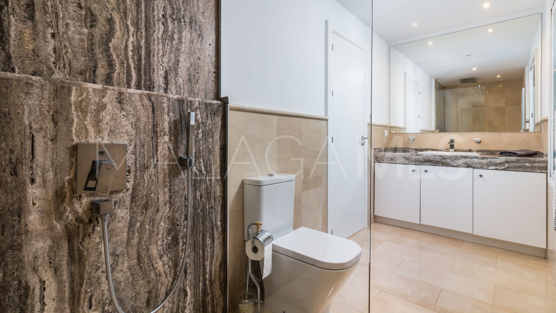 For sale villa in Nueva Andalucia