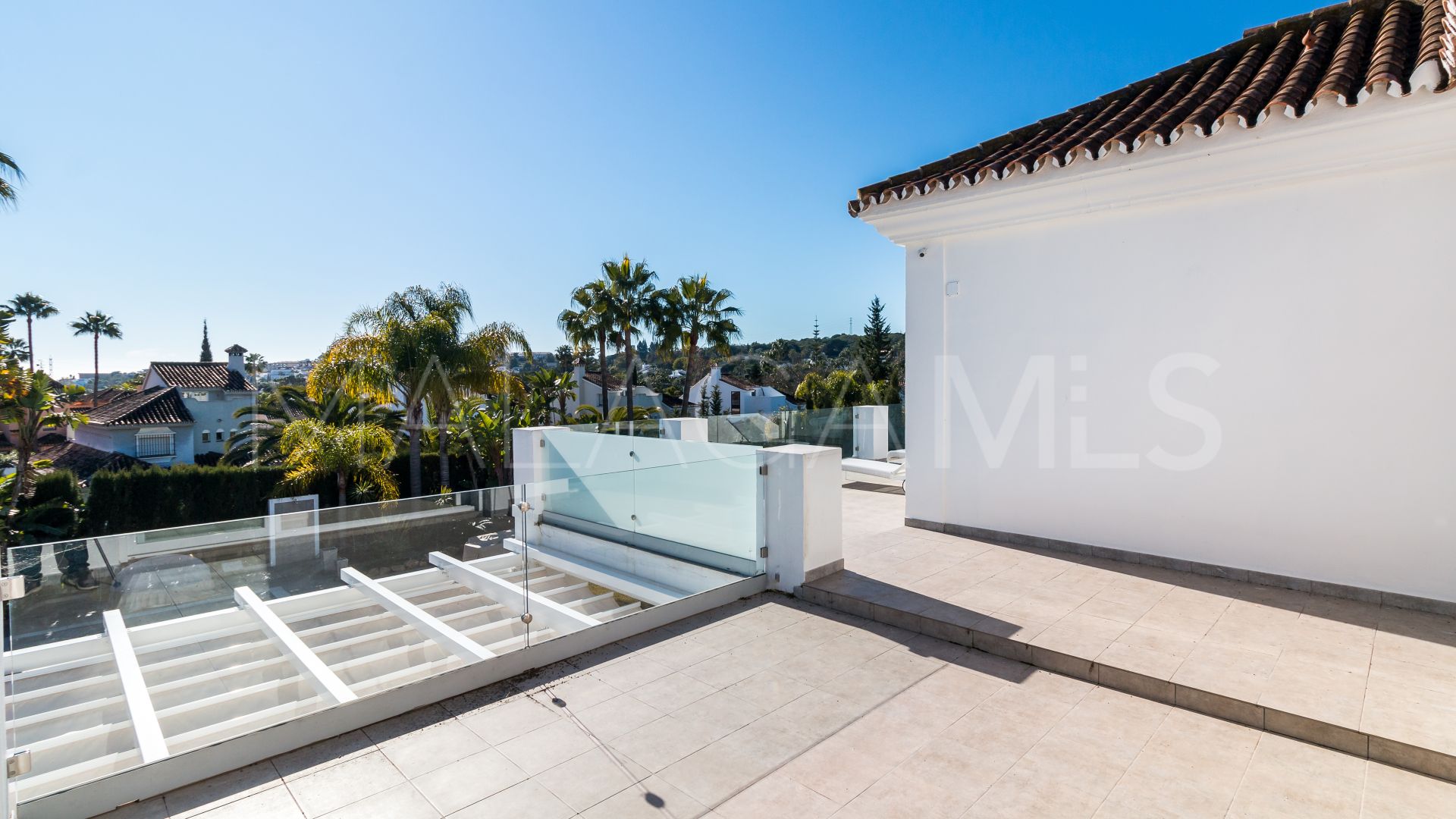 For sale villa in Nueva Andalucia