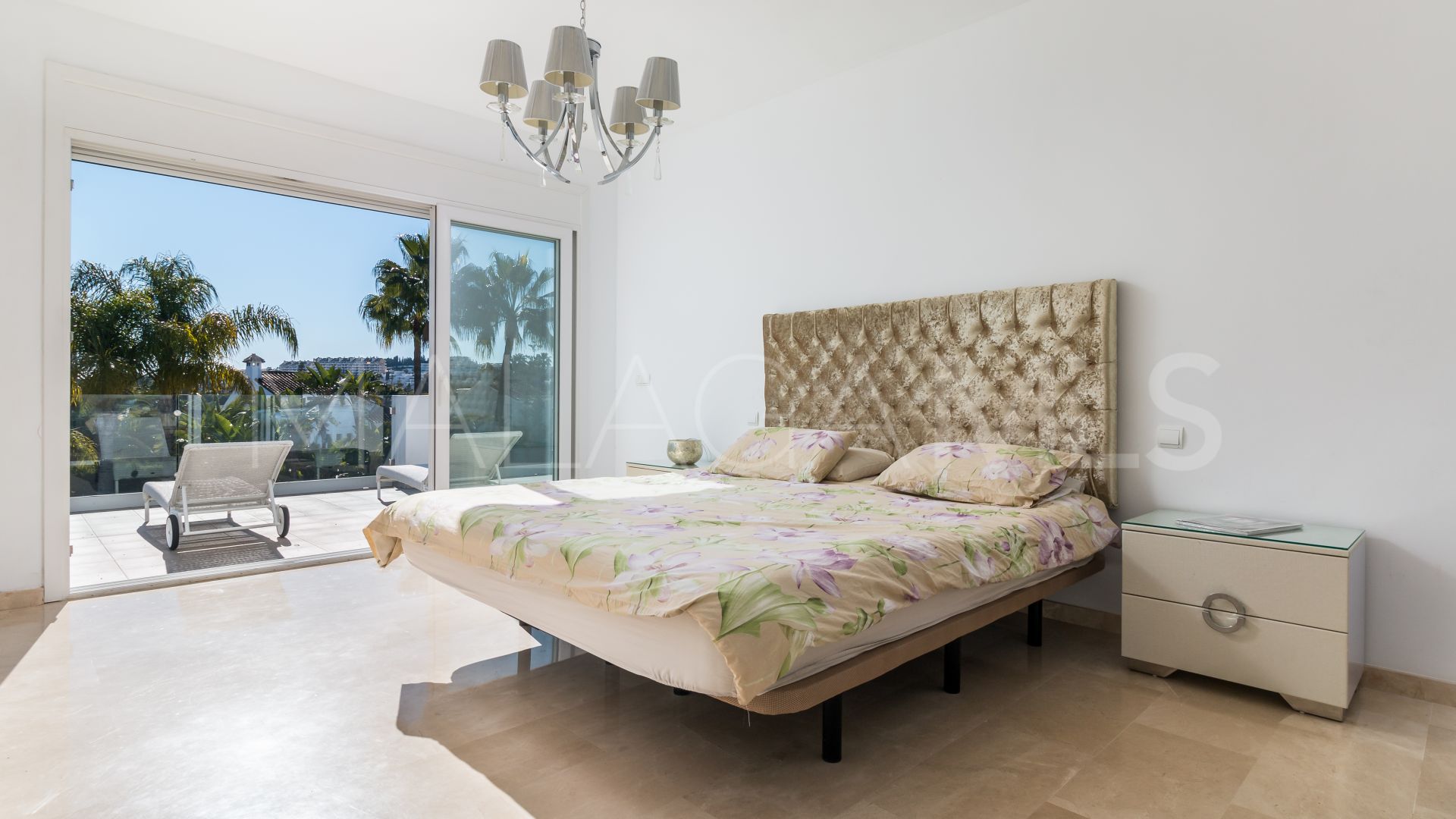 For sale villa in Nueva Andalucia