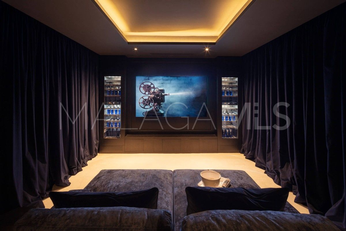 Villa for sale in Nueva Andalucia