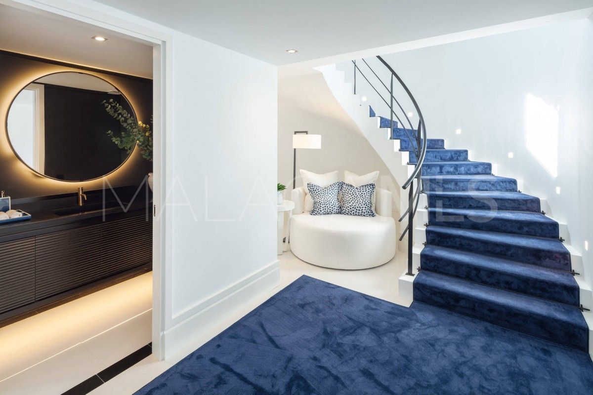 Villa for sale in Nueva Andalucia