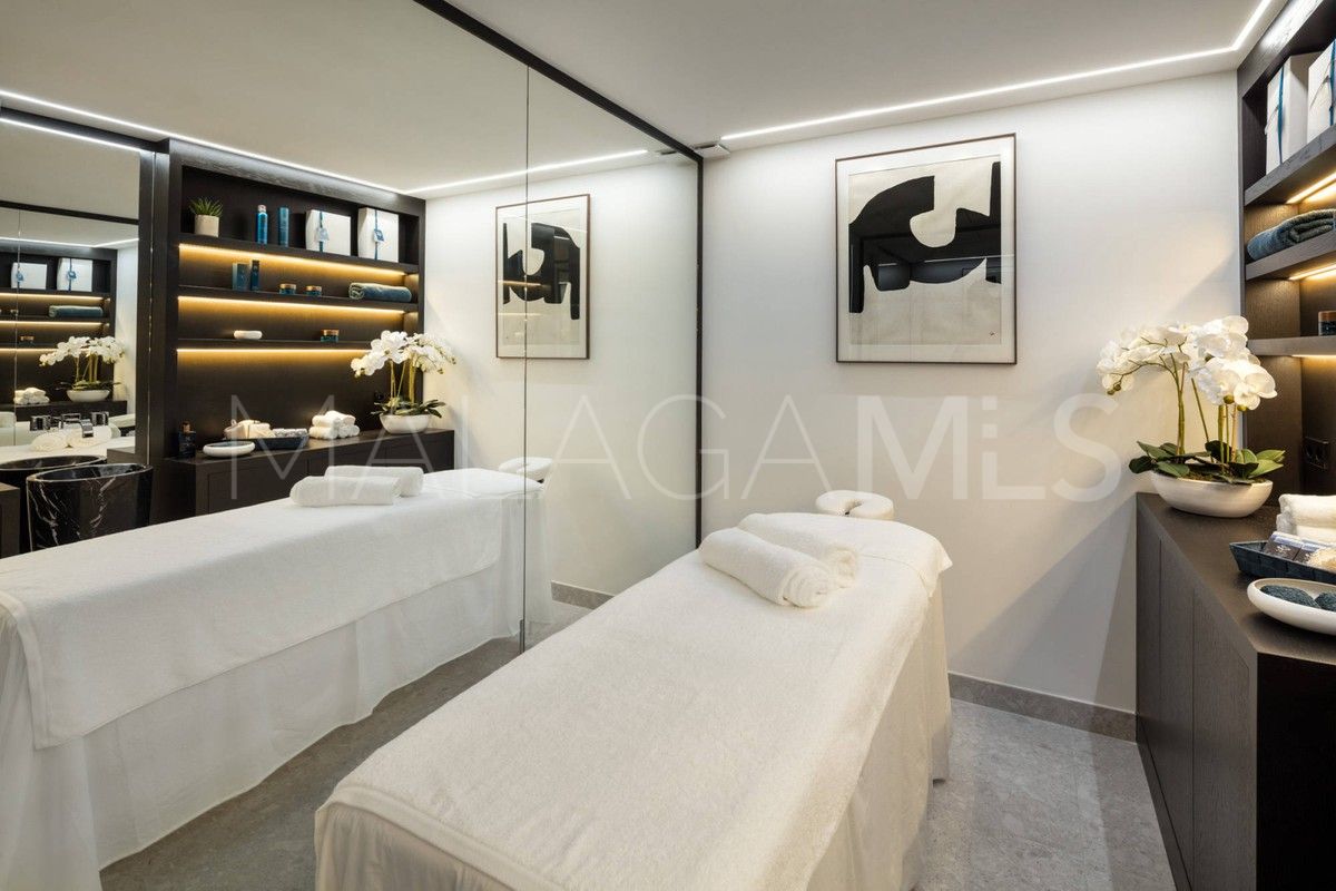 Villa for sale in Nueva Andalucia