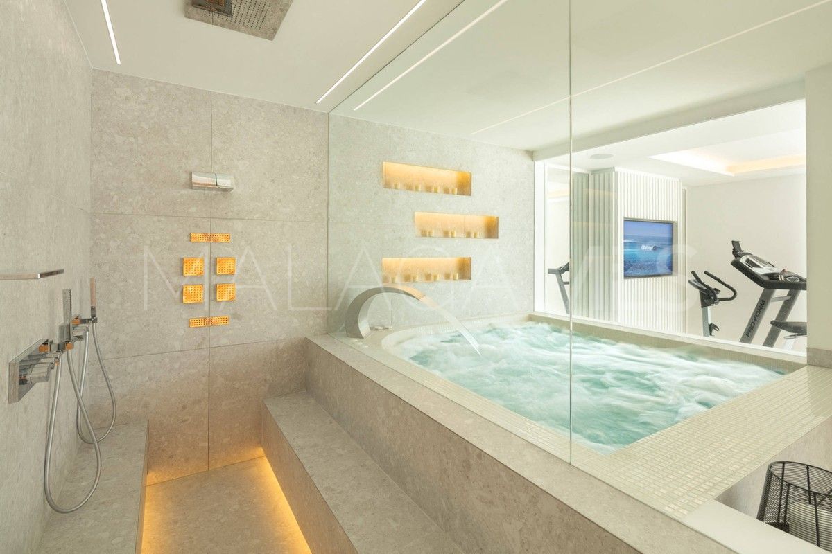 Villa for sale in Nueva Andalucia