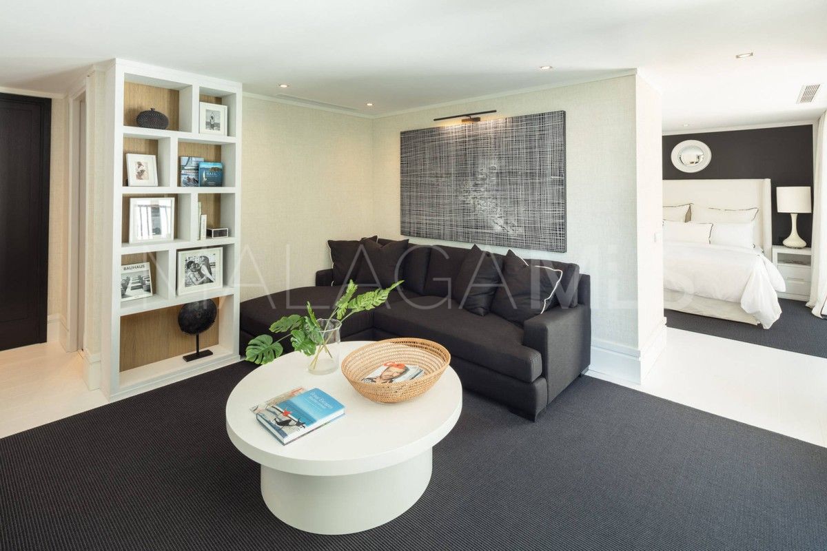 Villa for sale in Nueva Andalucia