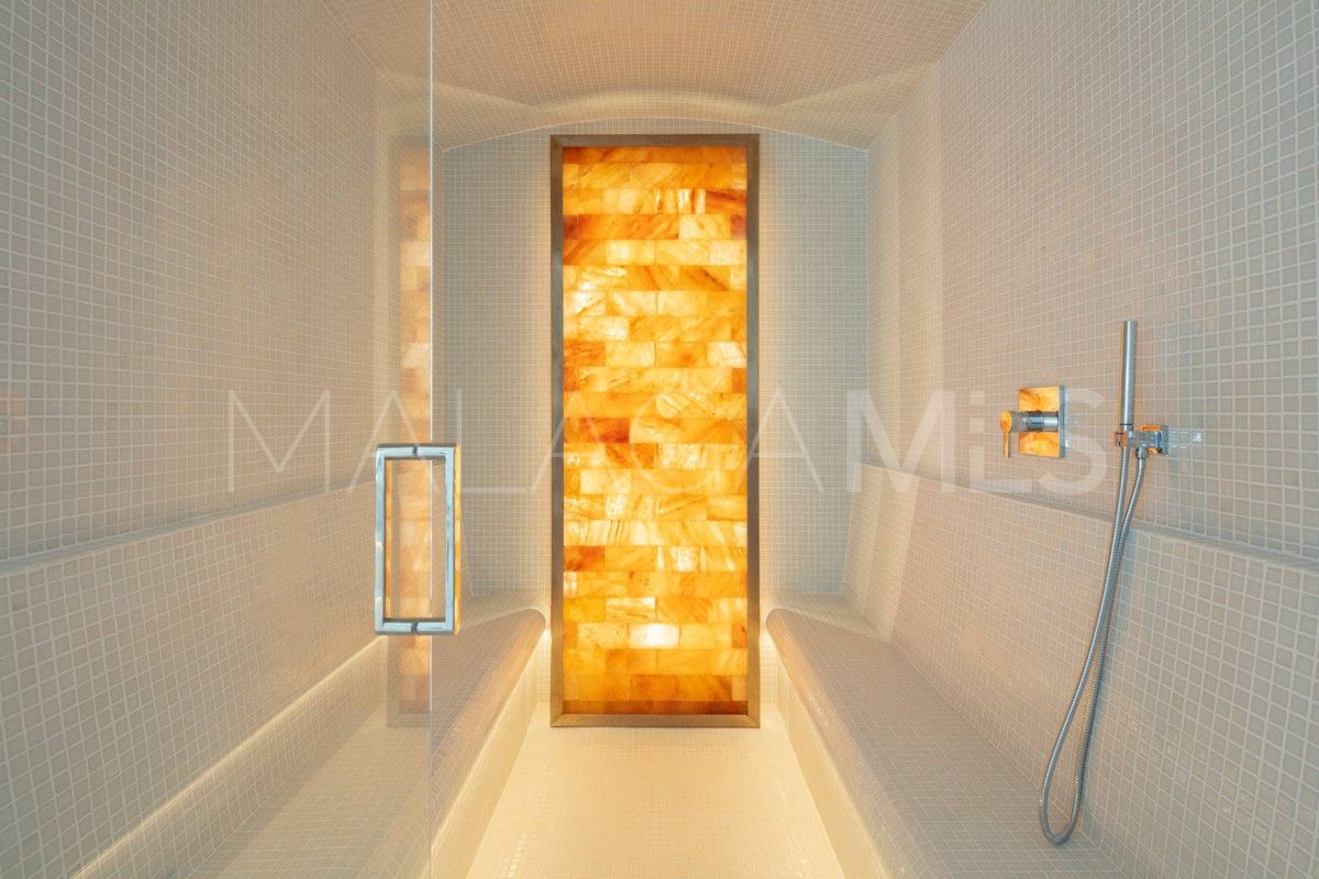 Villa for sale in Nueva Andalucia