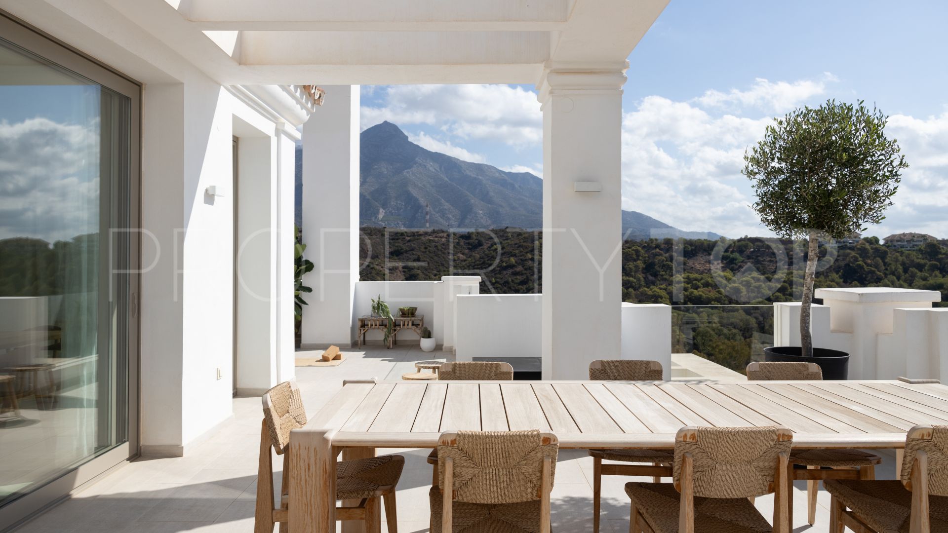 Nueva Andalucia, atico duplex de 3 dormitorios a la venta
