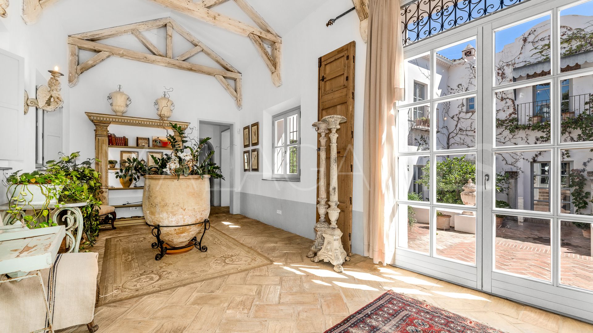 Villa for sale in Ctra. De Ronda