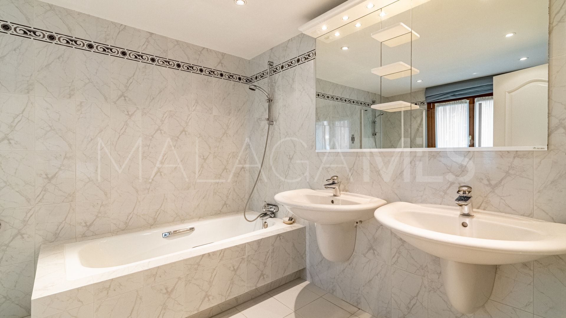 Villa for sale in New Golden Mile