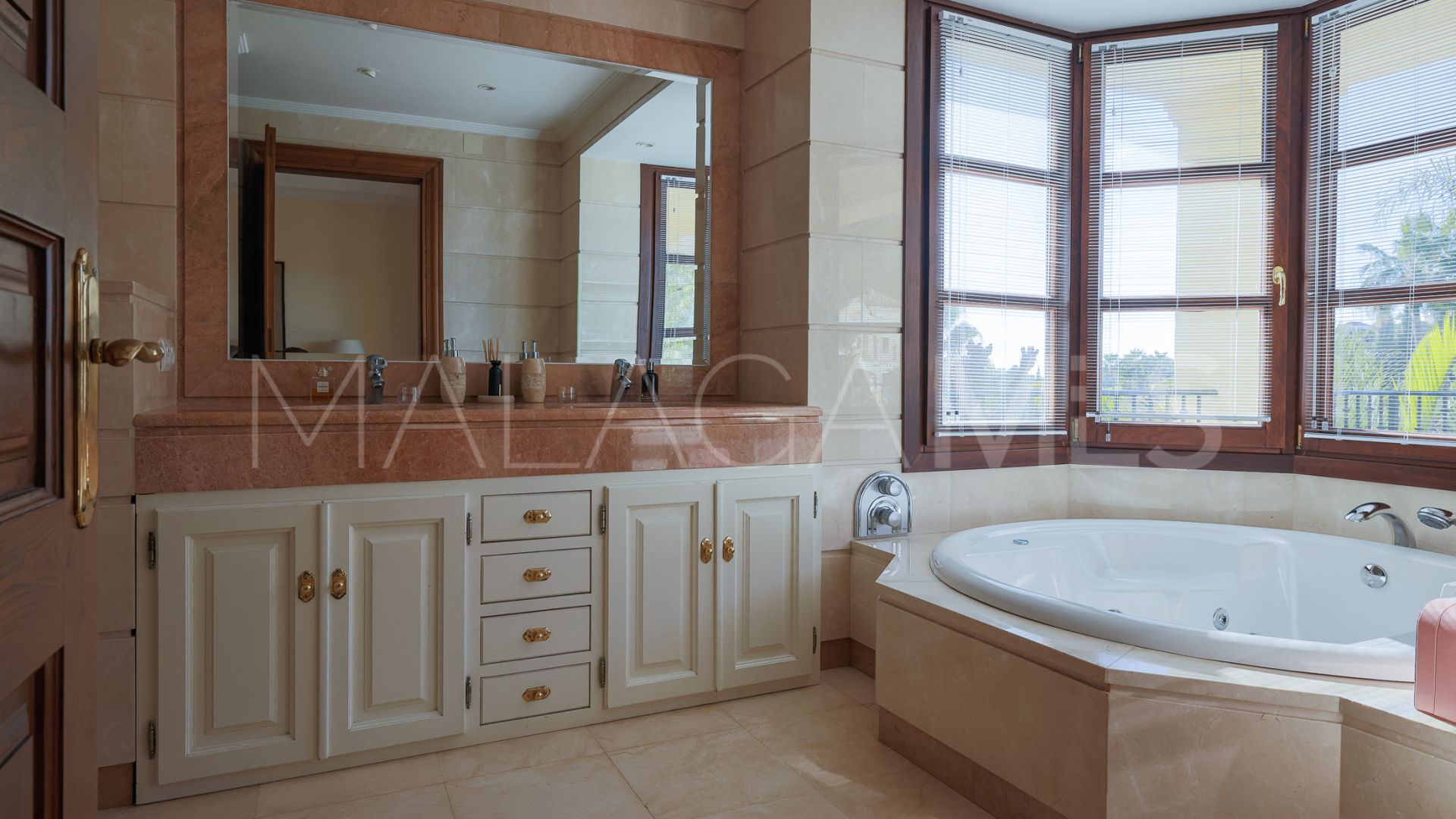 Villa for sale in Ctra. De Ronda