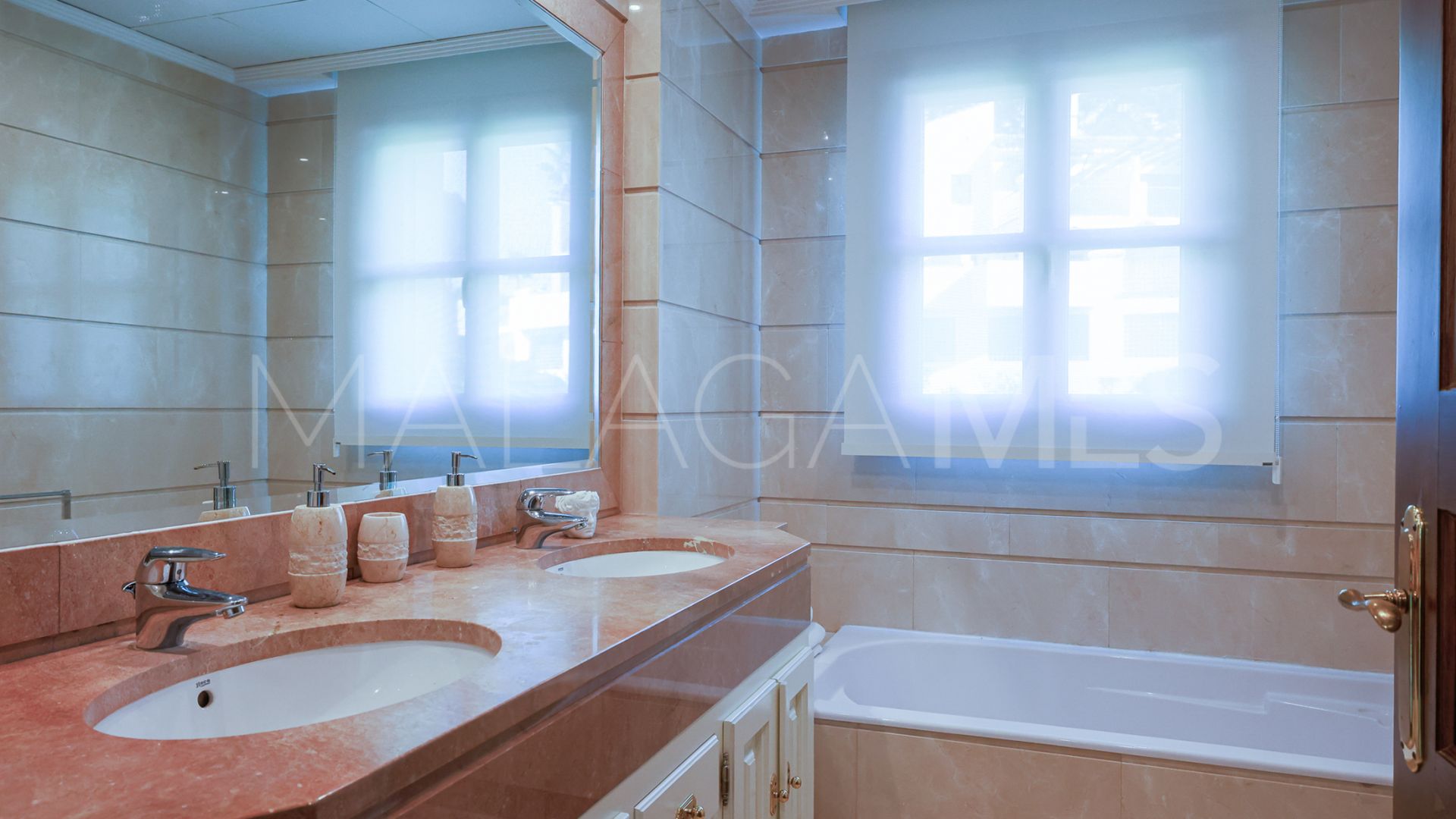 Villa for sale in Ctra. De Ronda