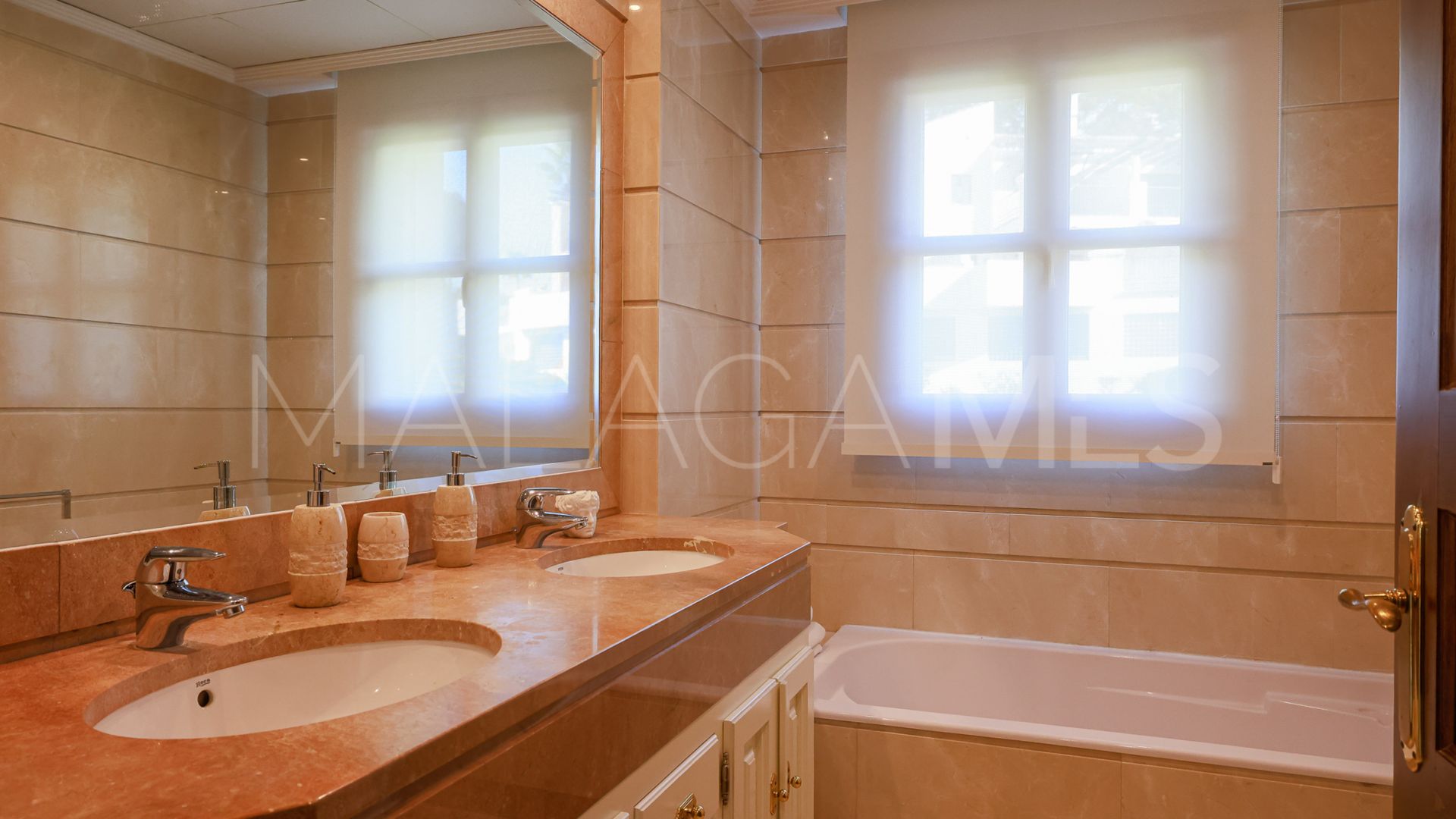 Villa for sale in Ctra. De Ronda