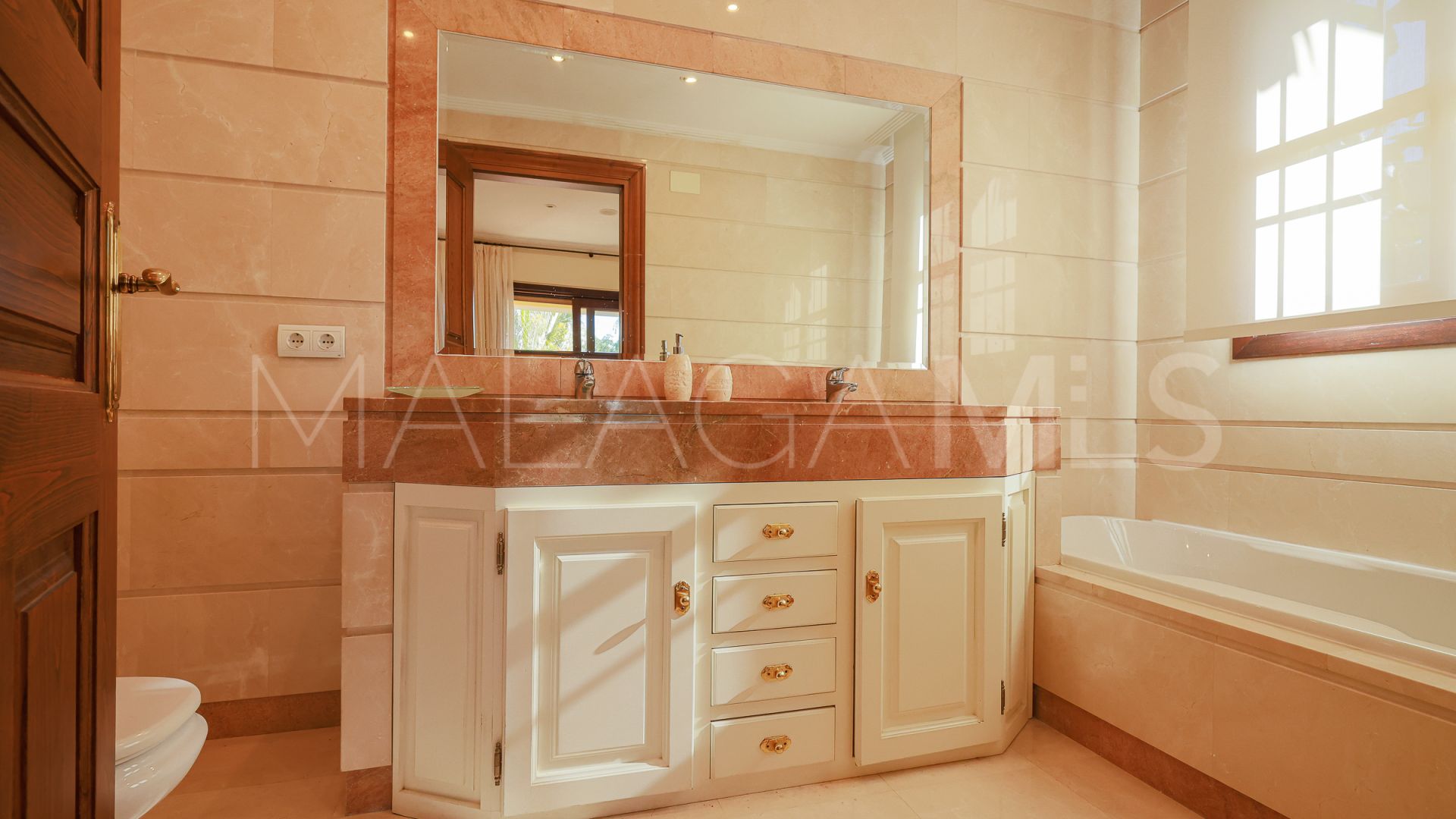 Villa for sale in Ctra. De Ronda