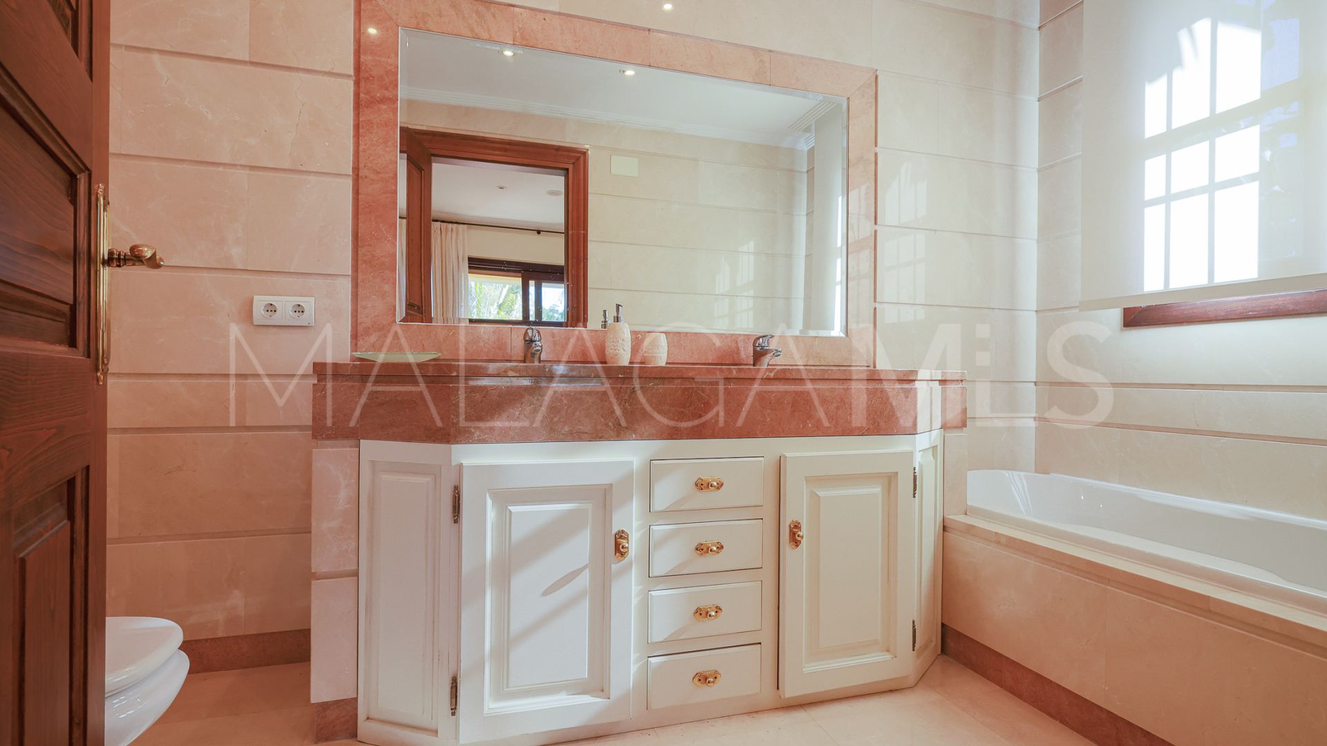 Villa for sale in Ctra. De Ronda