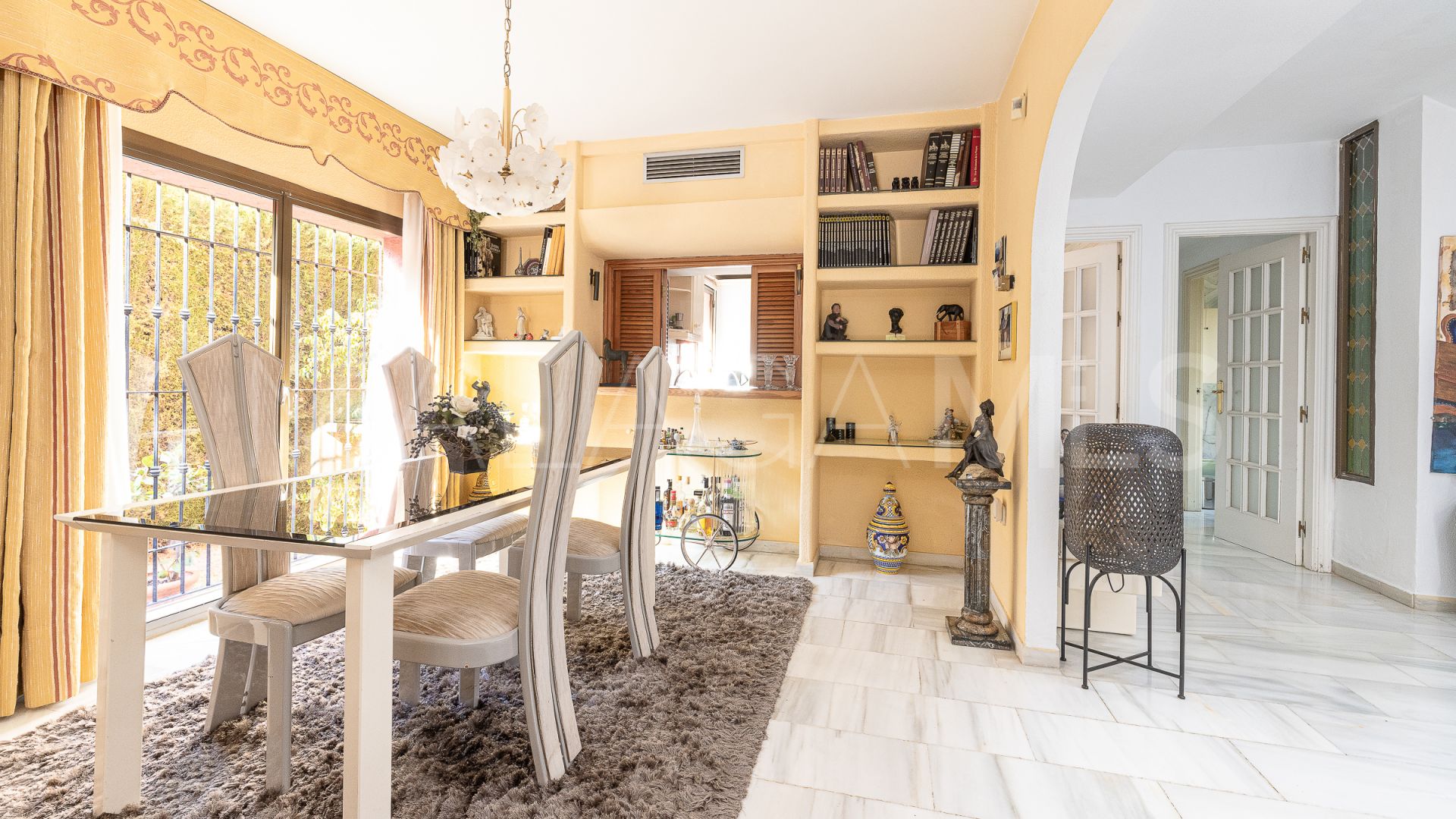 Villa for sale in Nueva Andalucia