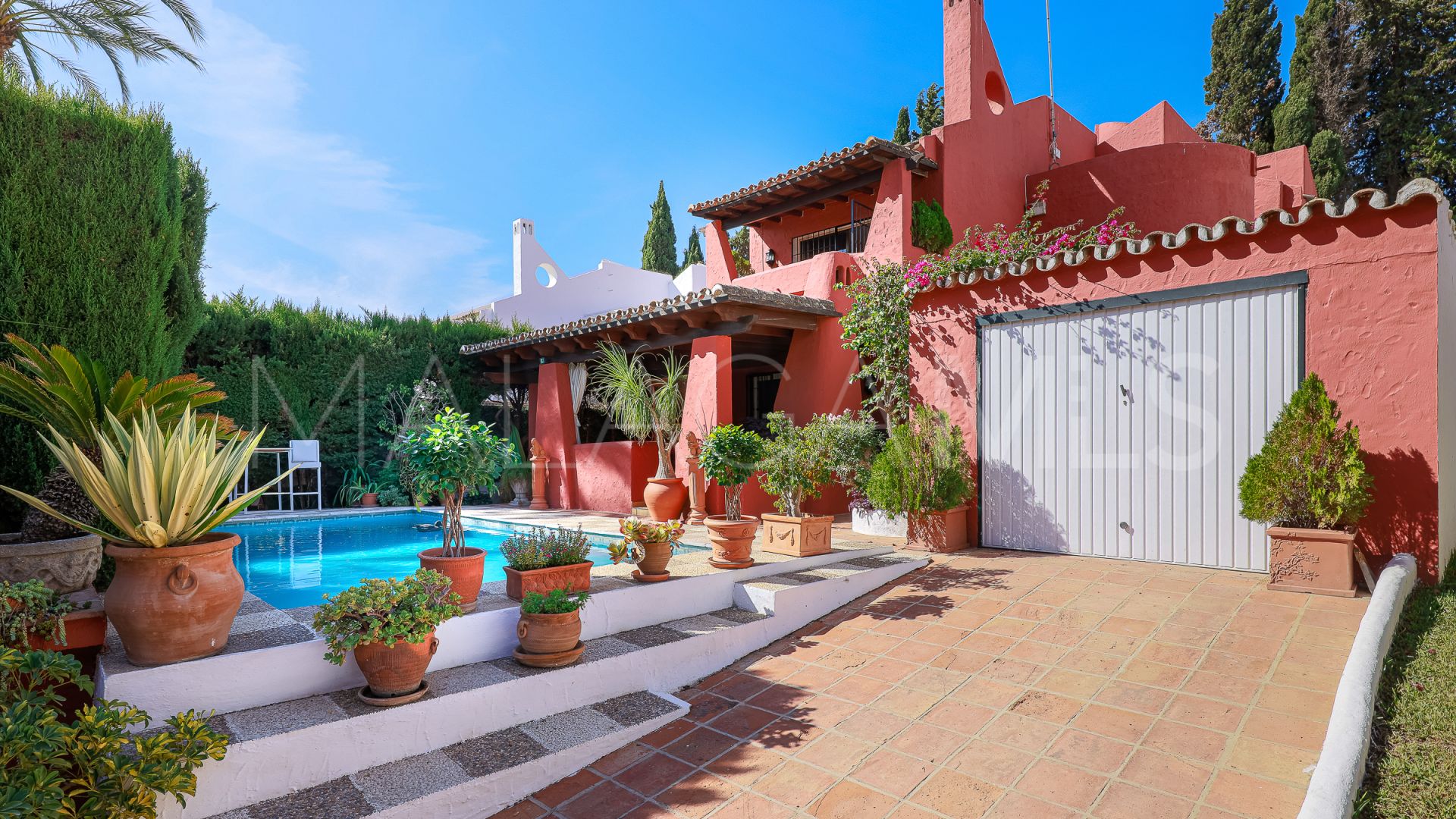Villa for sale in Nueva Andalucia