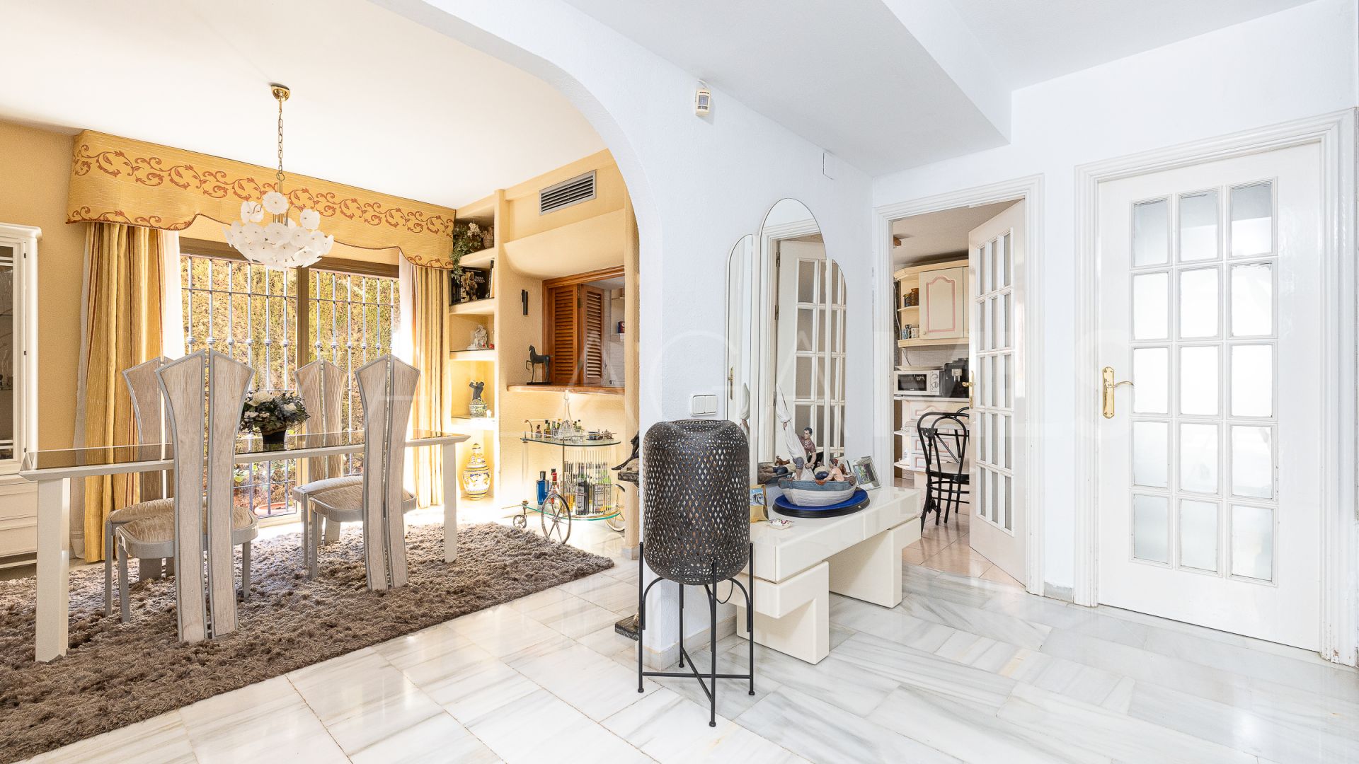 Villa for sale in Nueva Andalucia