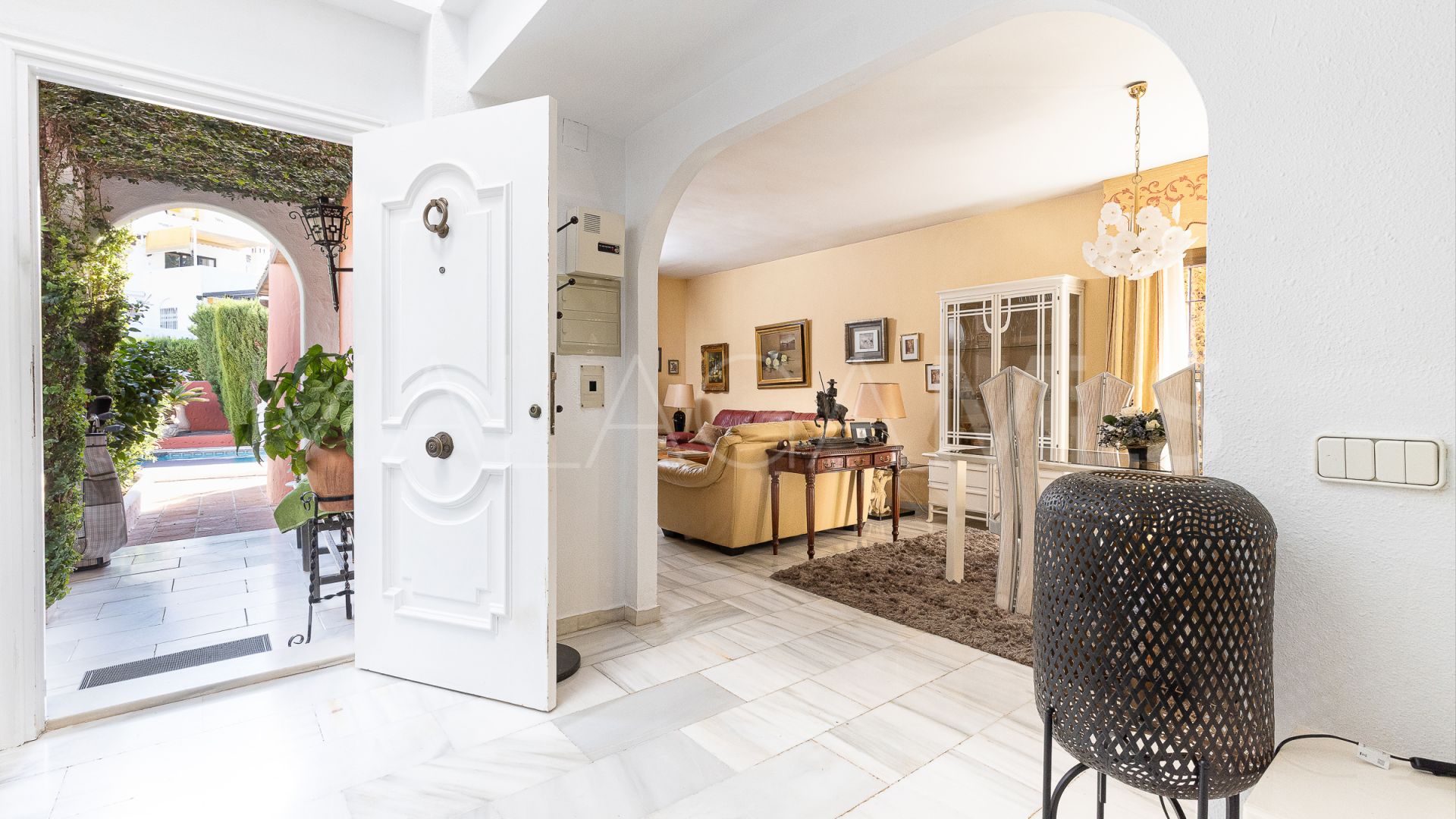 Villa for sale in Nueva Andalucia