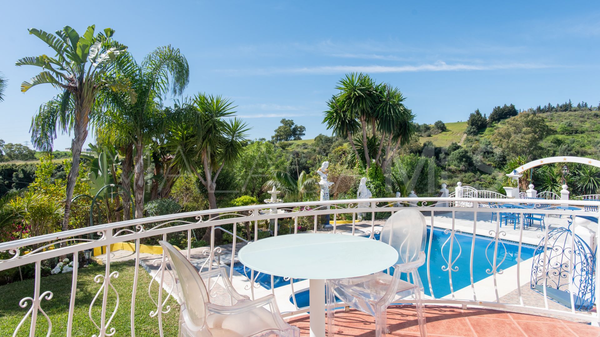 Villa for sale in Estepona