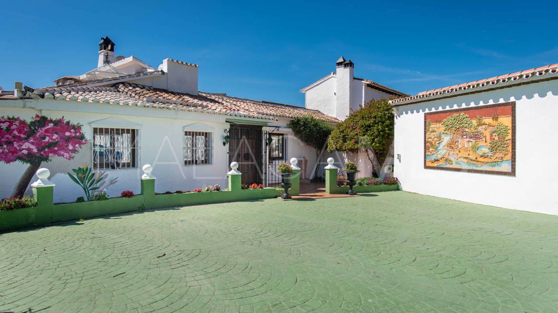 Villa for sale in Estepona