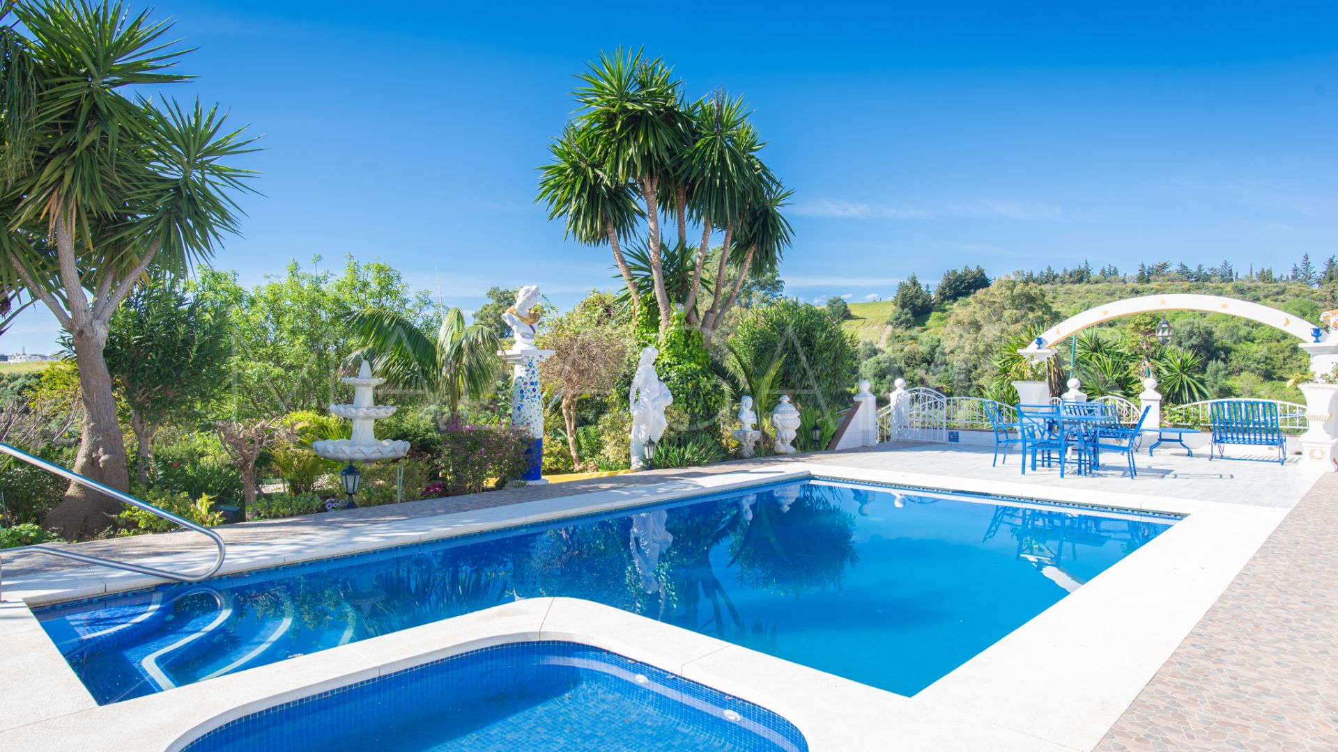 Villa for sale in Estepona