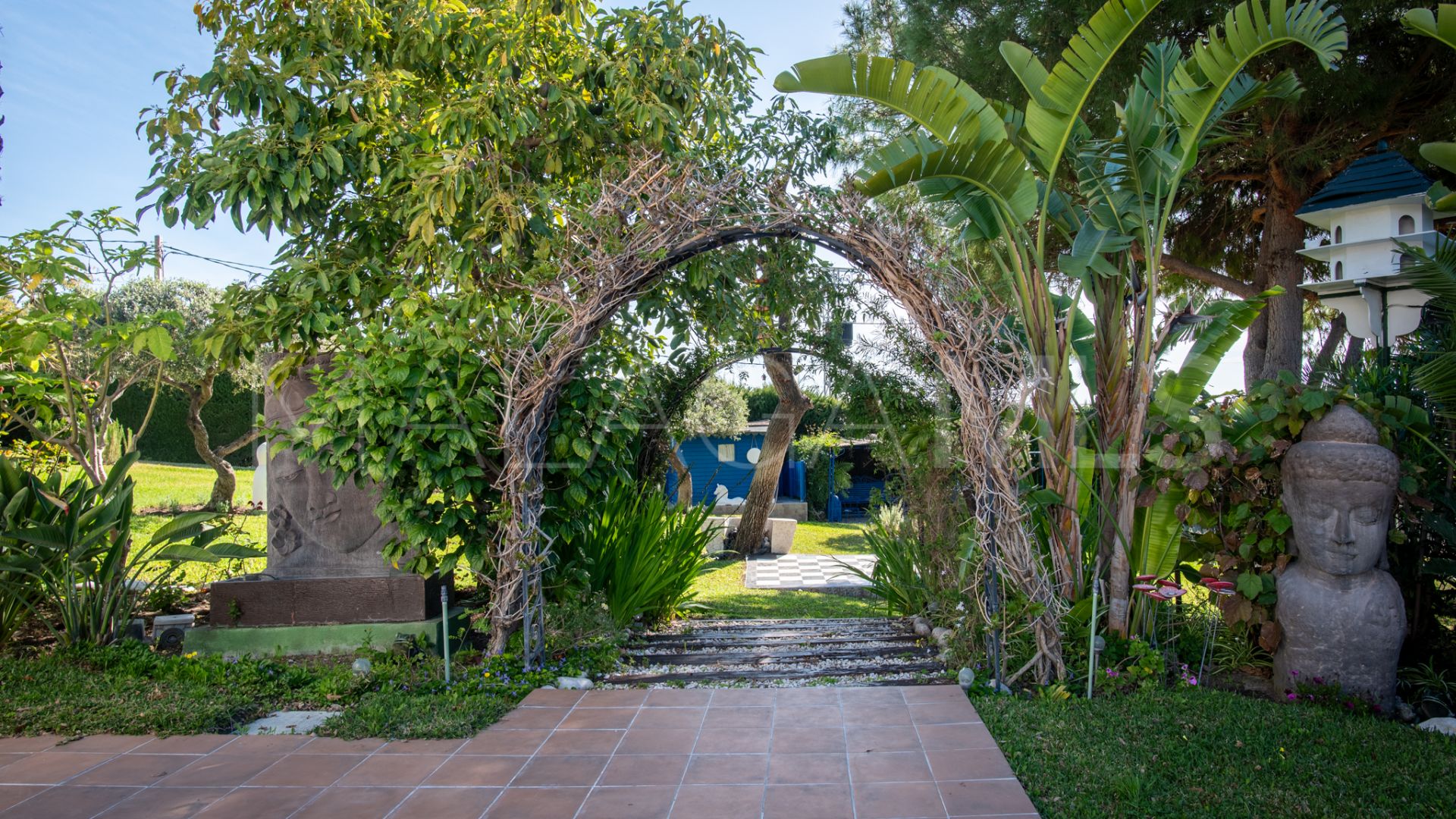 Villa for sale in Estepona