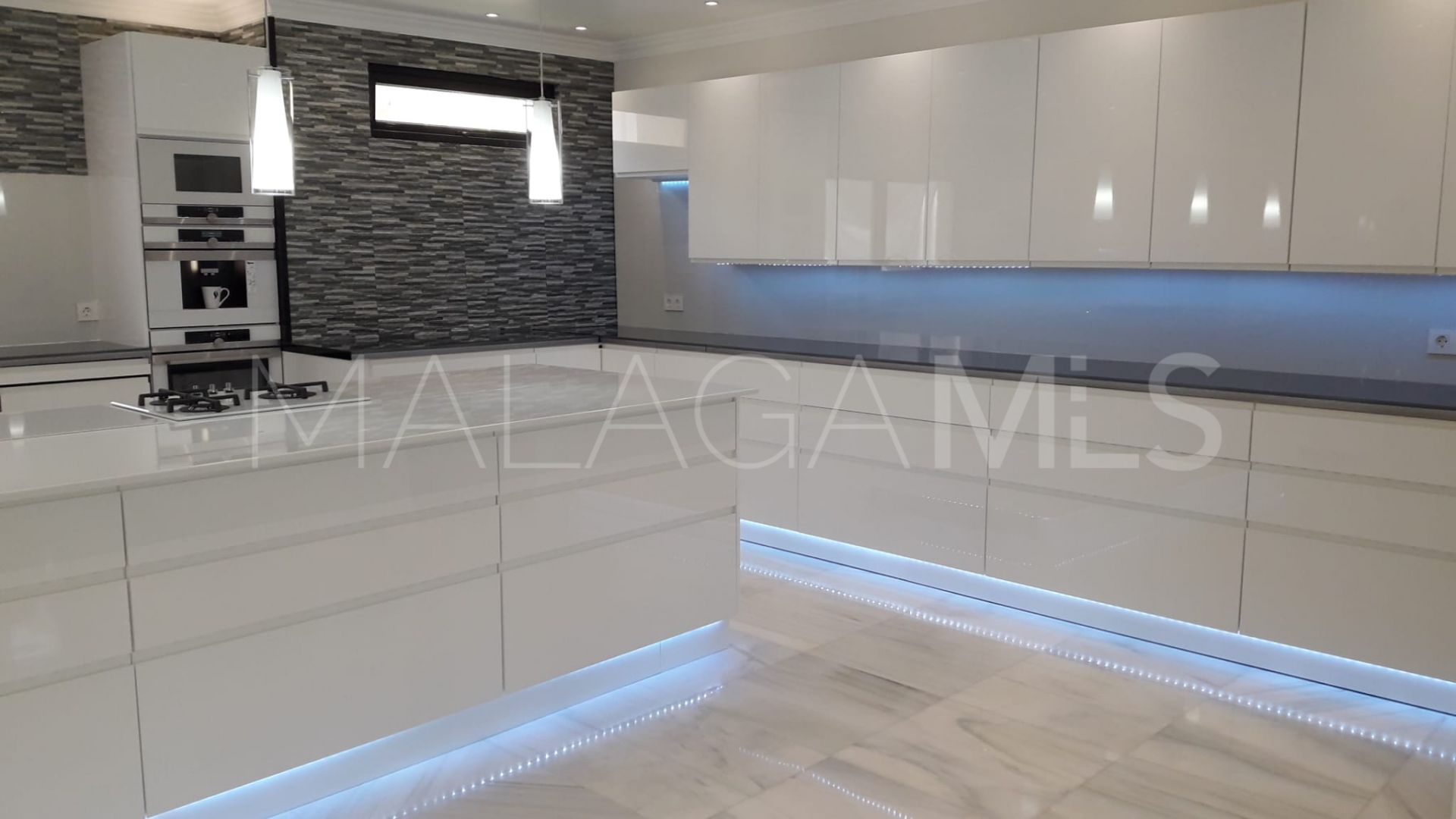 Villa for sale in New Golden Mile