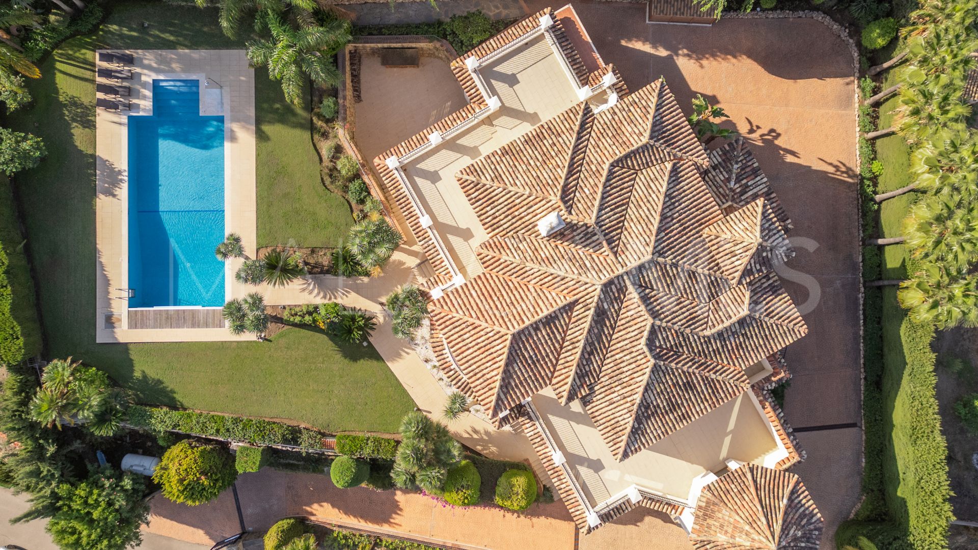 Villa for sale in Altos del Paraiso