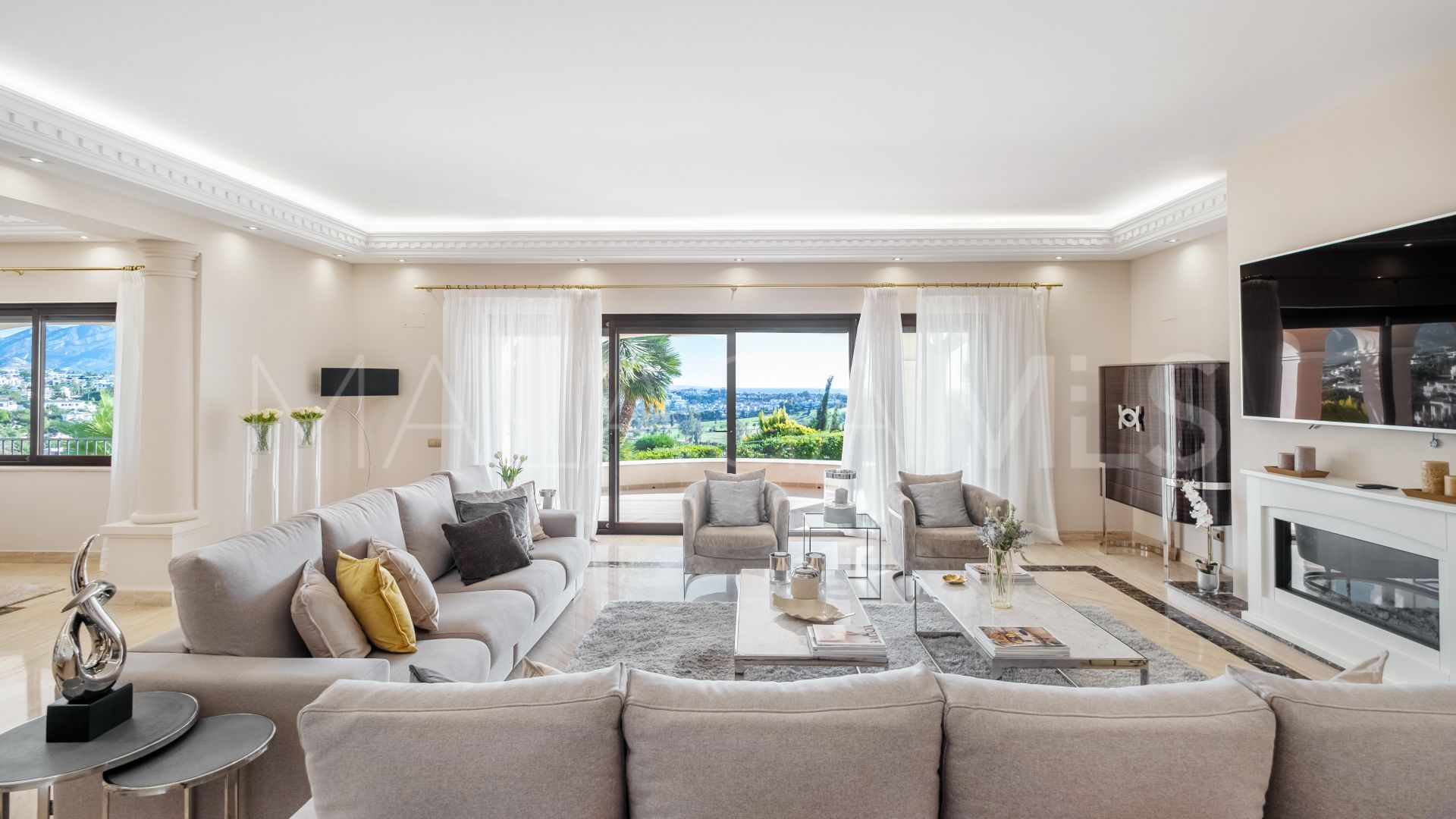 Villa for sale in Altos del Paraiso