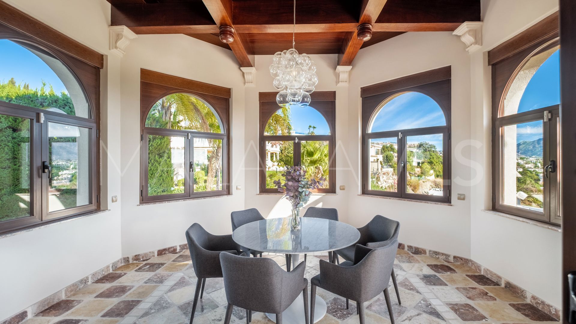 Villa for sale in Altos del Paraiso