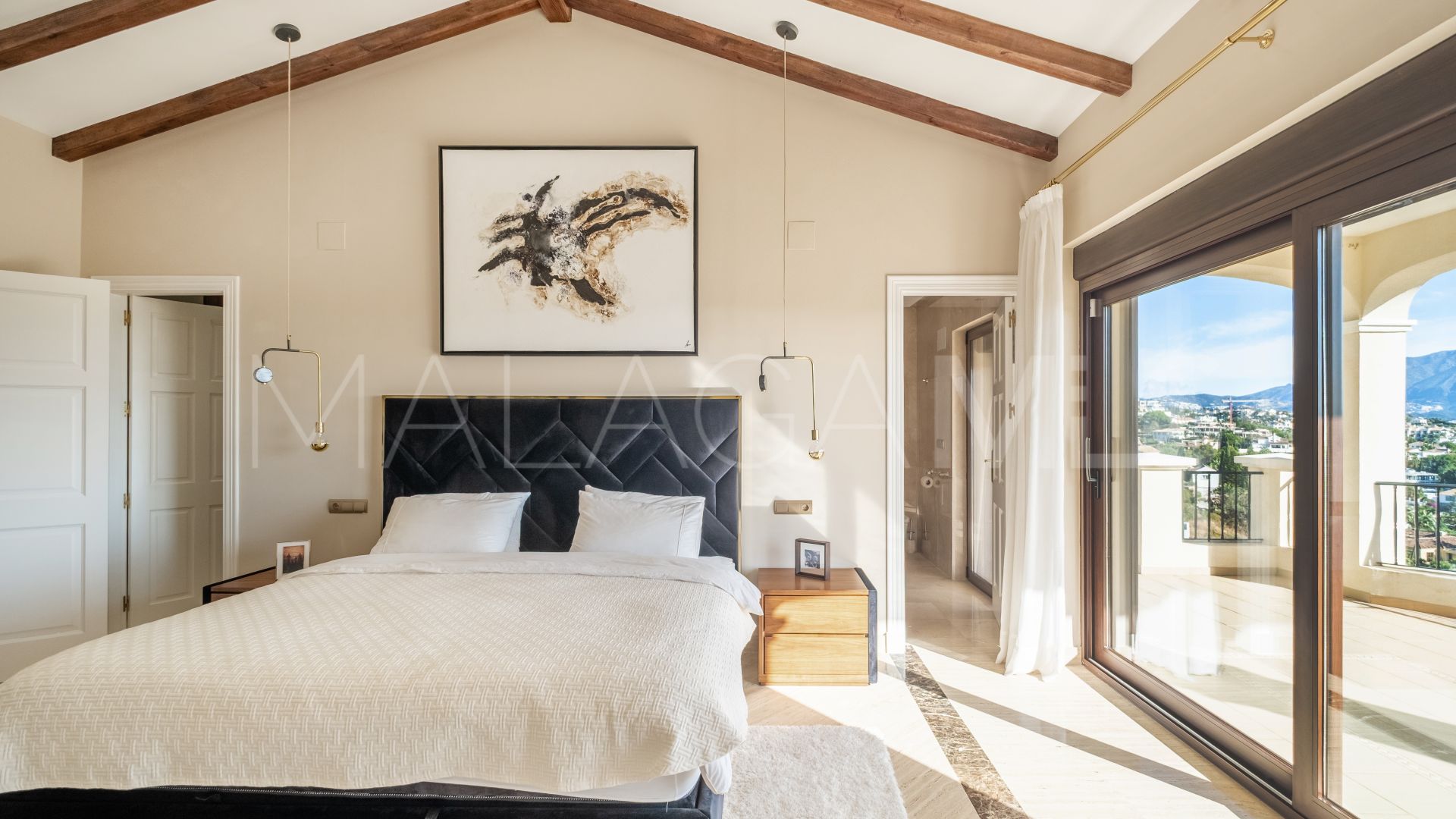 Villa for sale in Altos del Paraiso